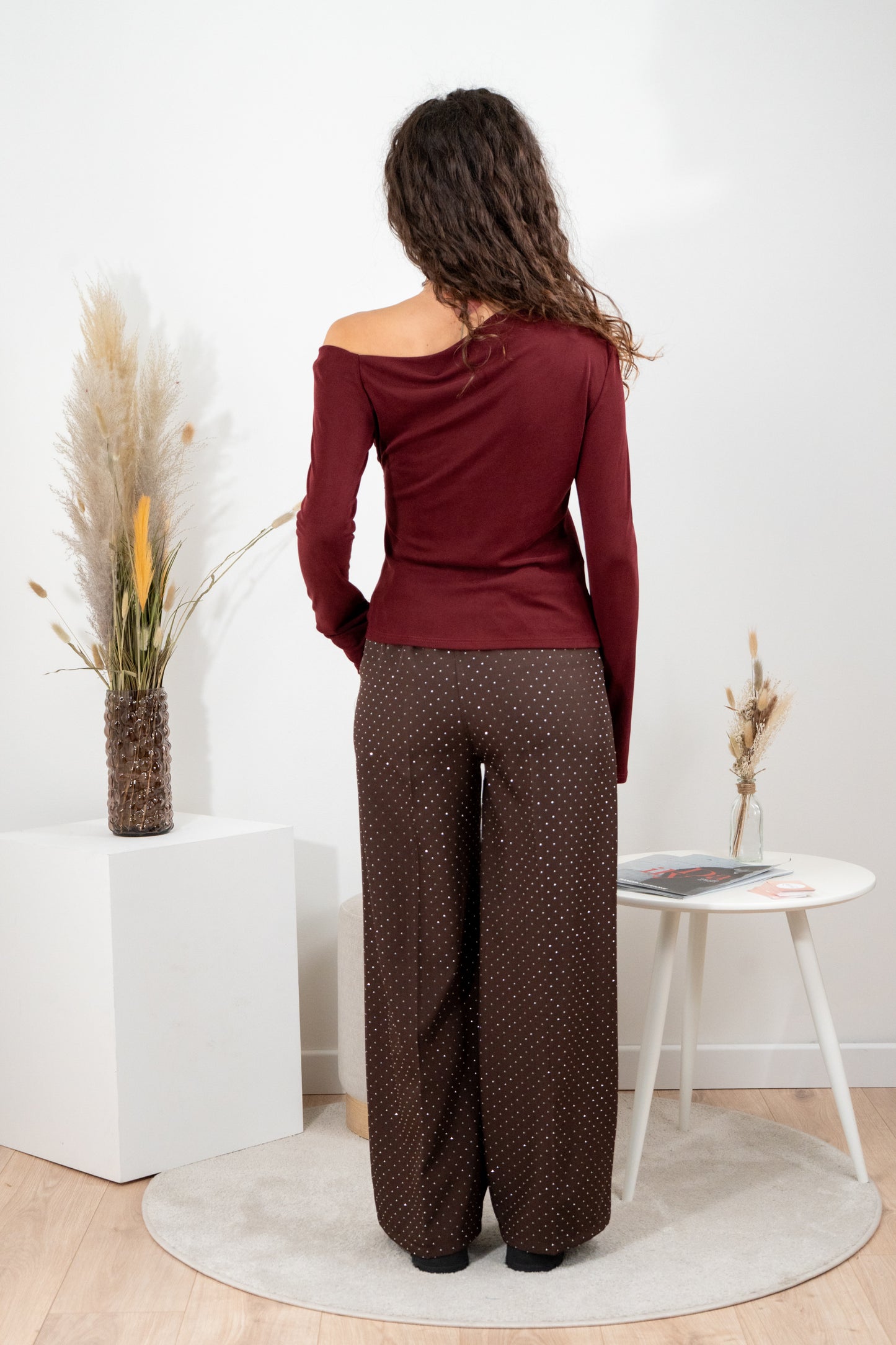 Maglietta bordeaux aderente con collo asimmetrico