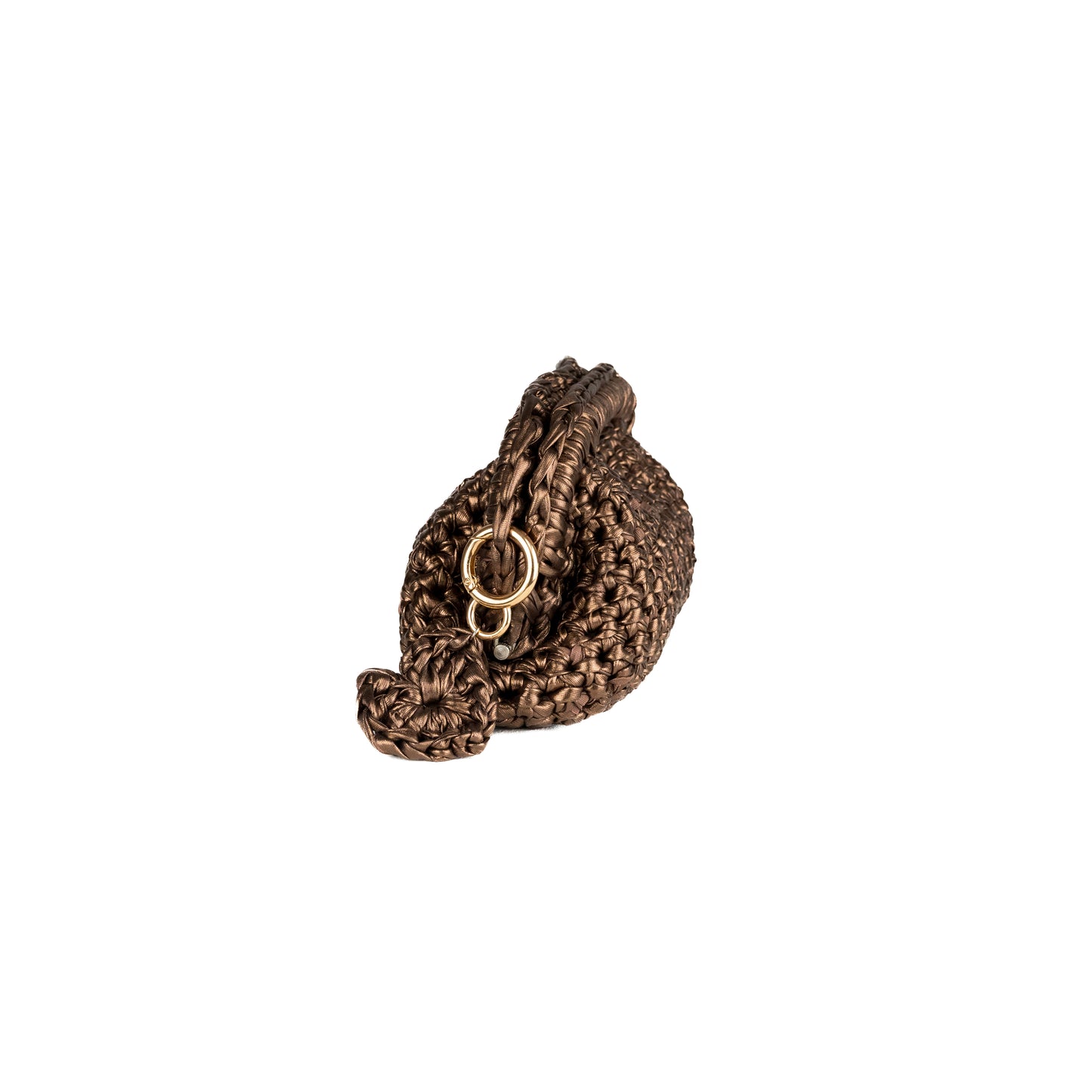 Clutch bronzo realizzata all'uncinetto con fettuccia laminata e chiusura a molla.