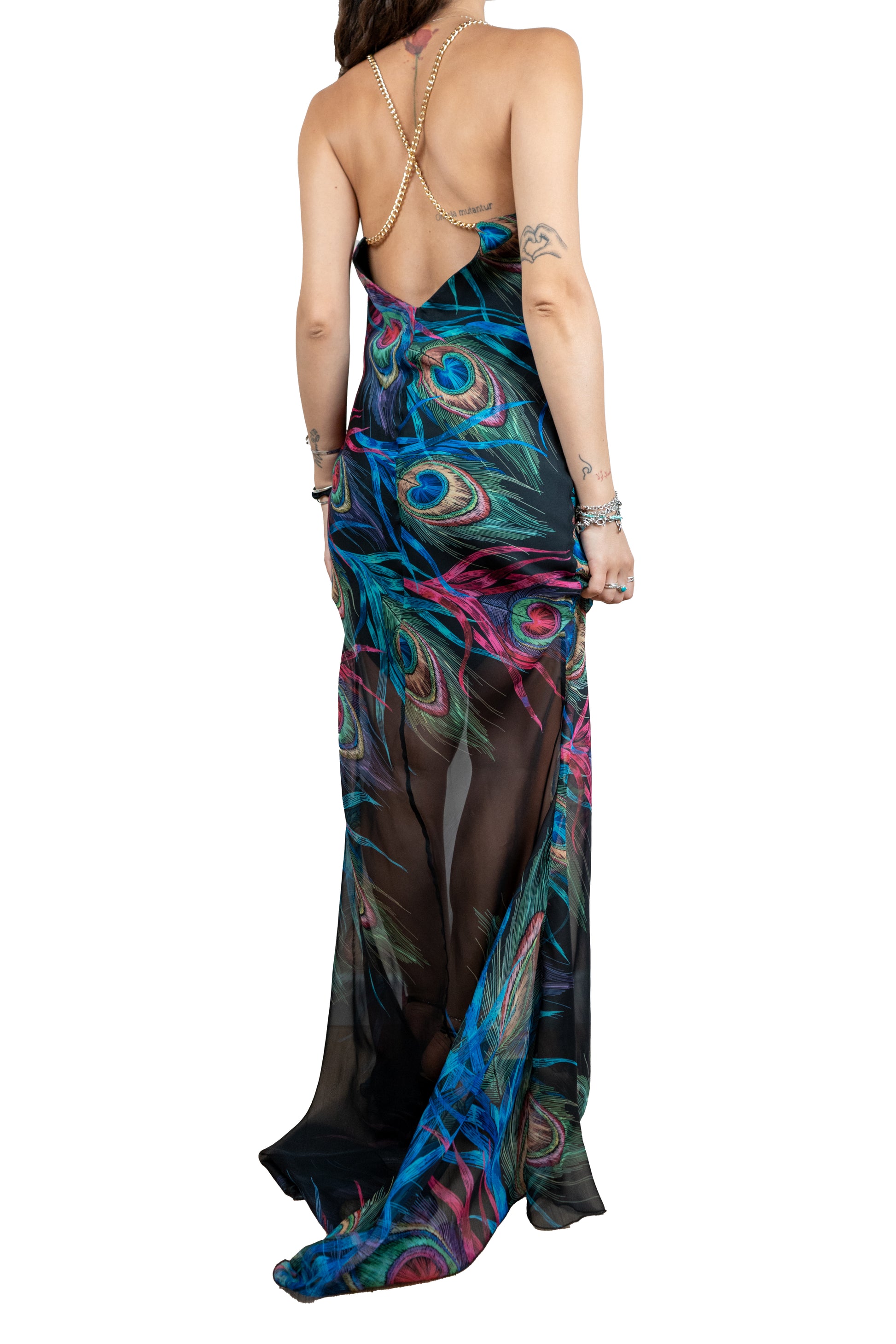 Abito lungo fantasia pavone con strascico lungo, sottoveste corta e spalline in catenina incrociata color oro.