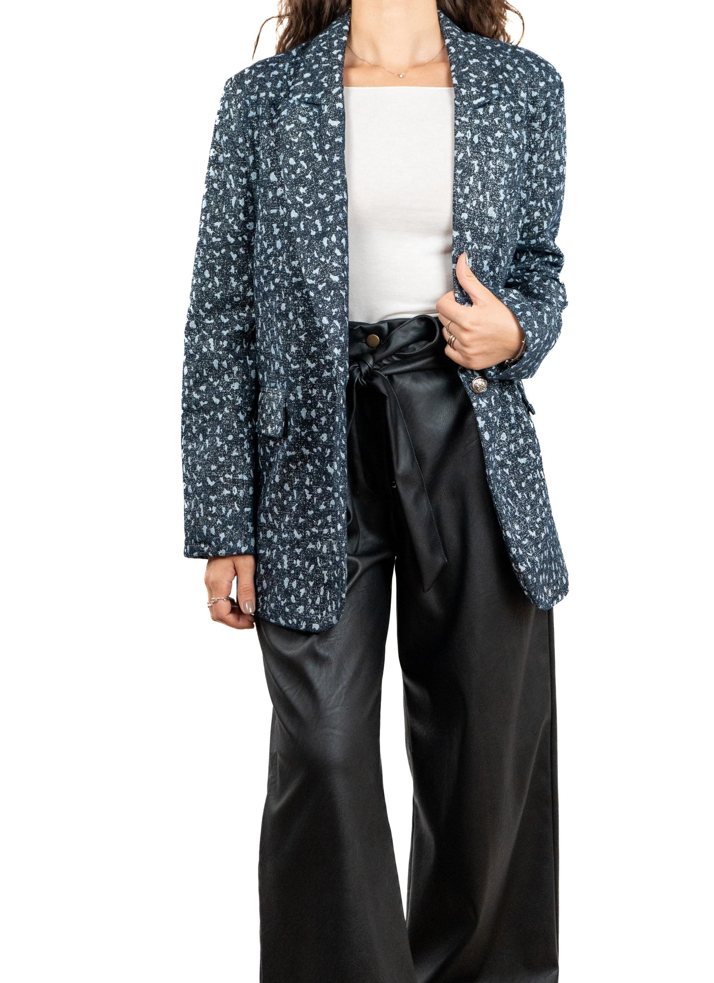 Blazer in denim con dettagli glitter, bottone color argento e tasche frontali. Vestibilità oversize
