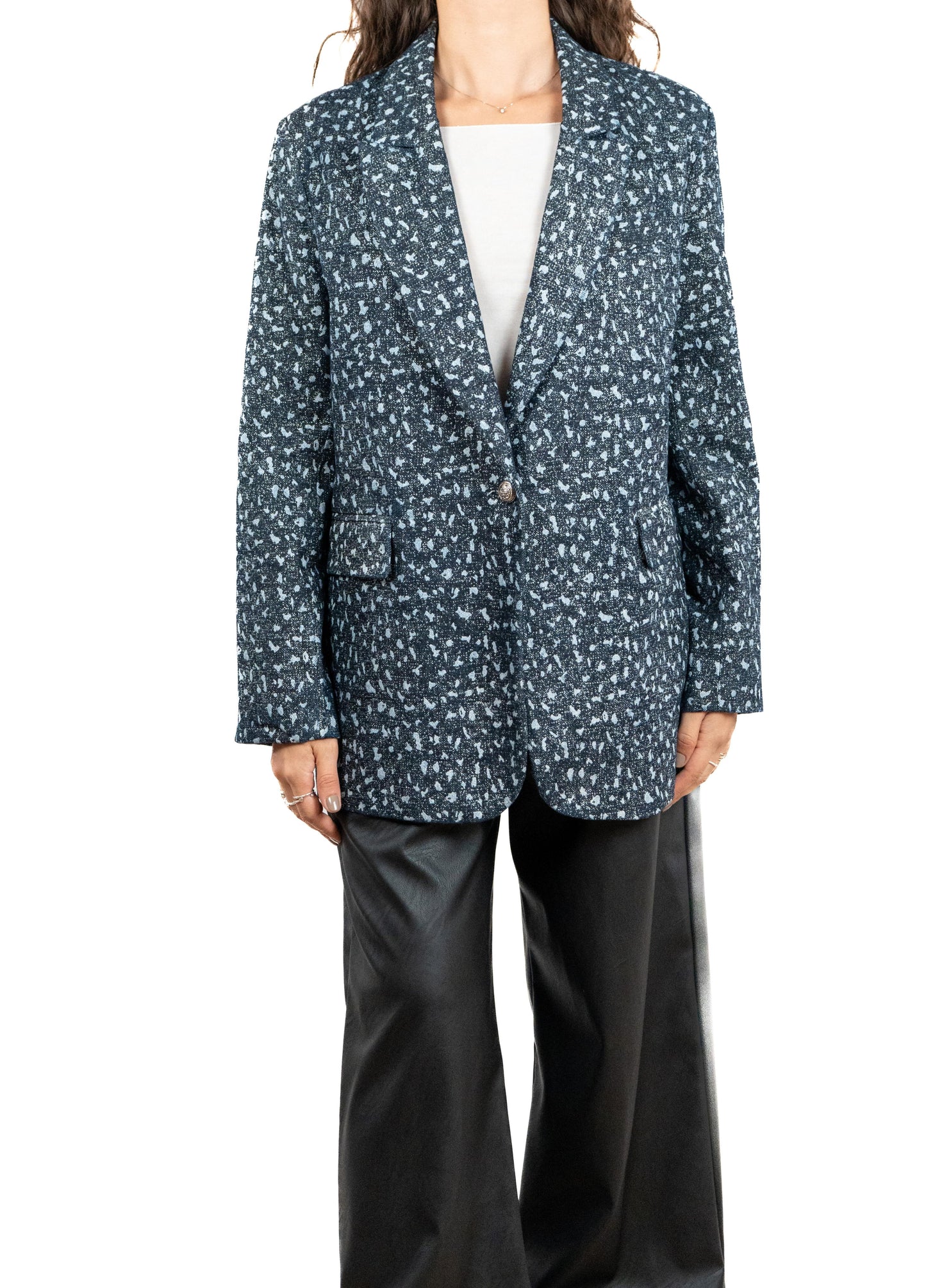Blazer in denim con dettagli glitter, bottone color argento e tasche frontali. Vestibilità oversize.