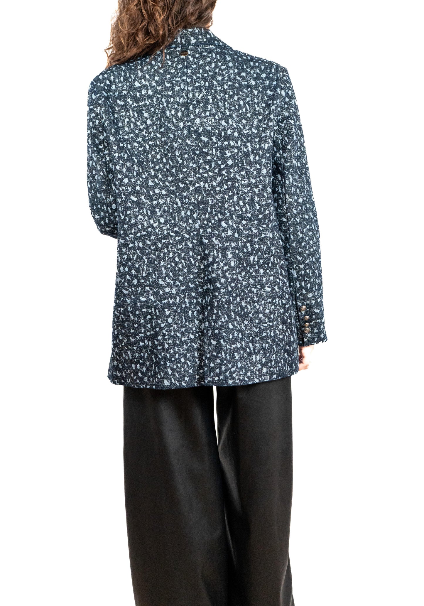 Blazer in denim con dettagli glitter, bottone color argento e tasche frontali. Oversize.
