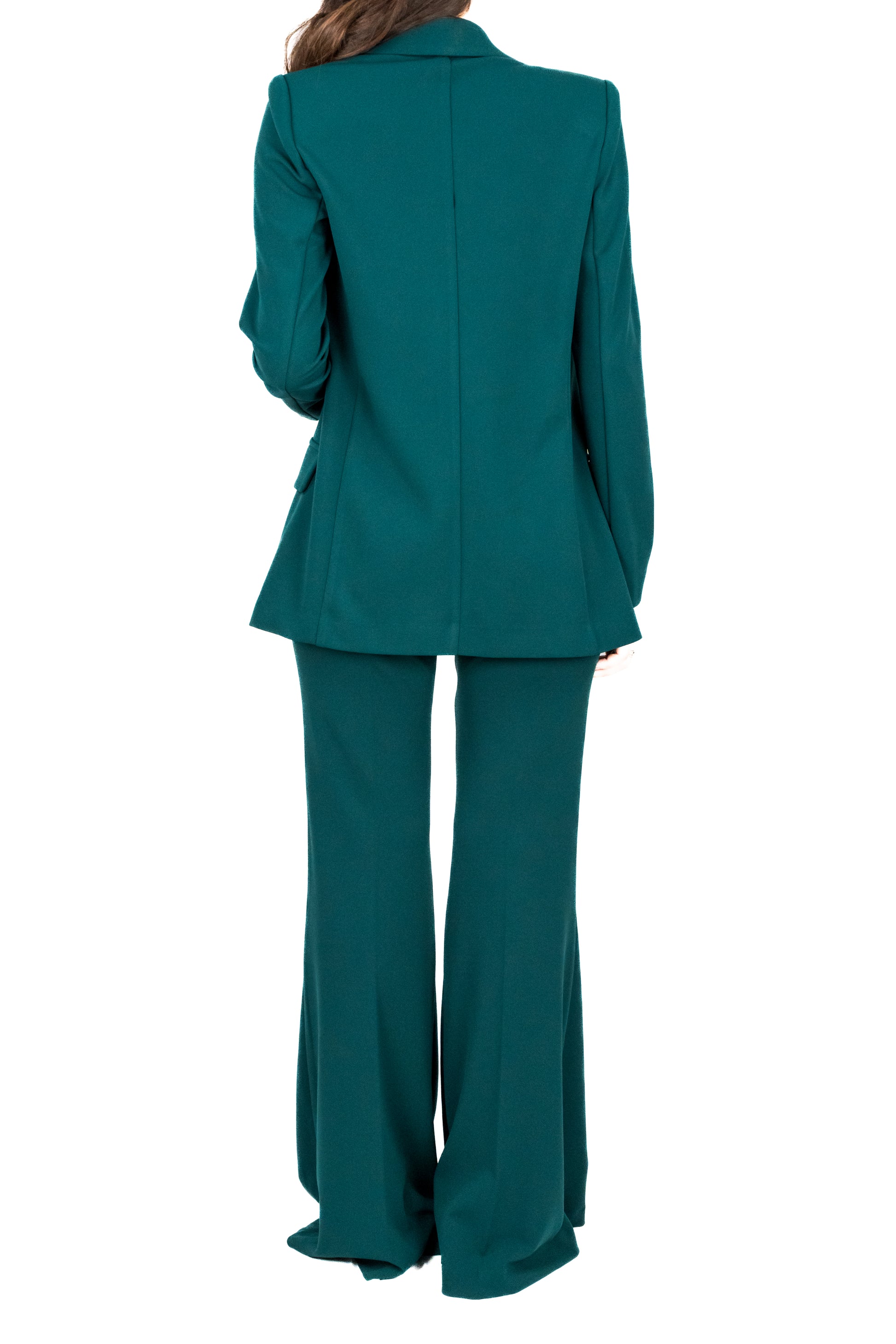 Blazer doppiopetto con pantalone a zampa.