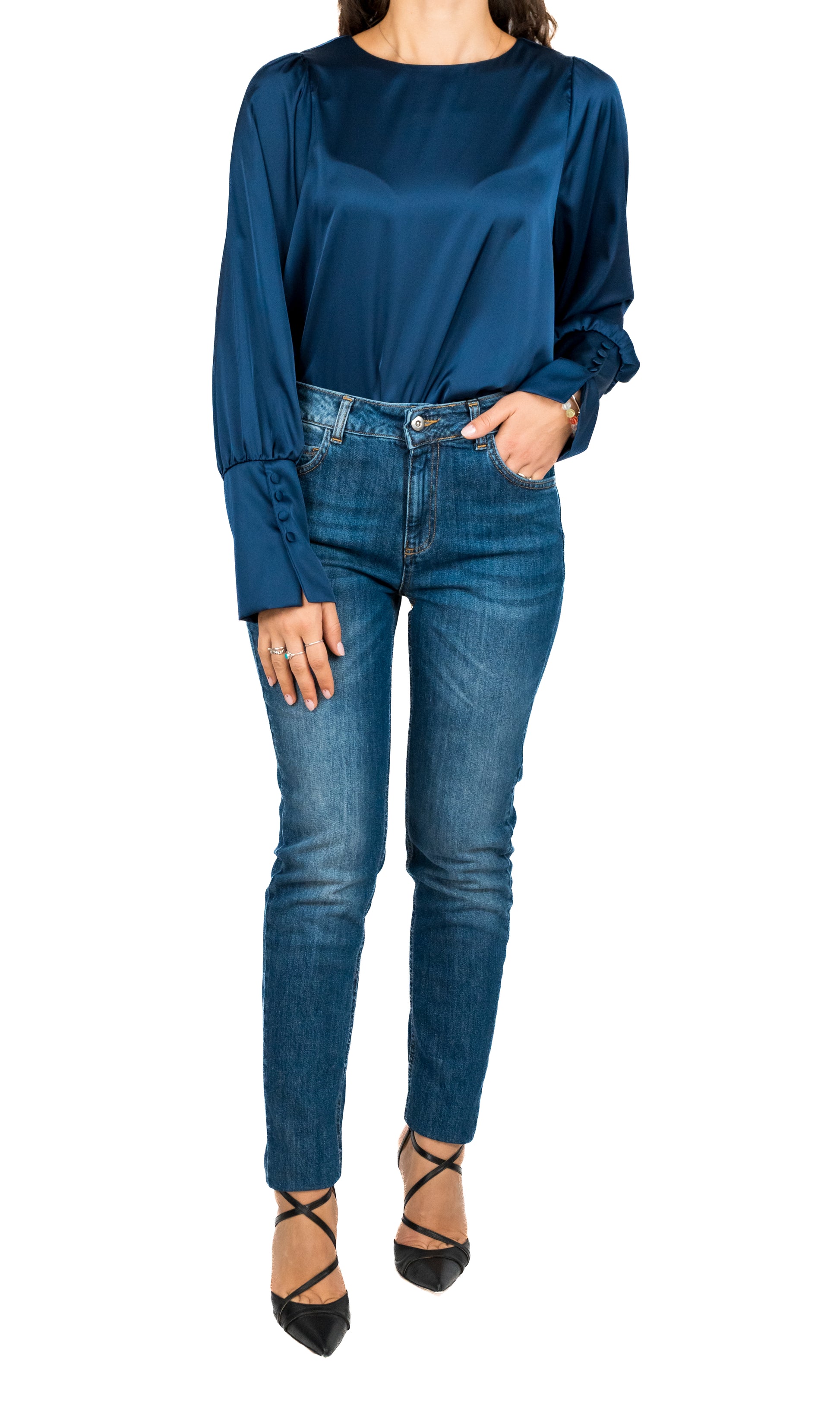 Blusa blu in raso con manica ampia e bottoni ricoperti in raso