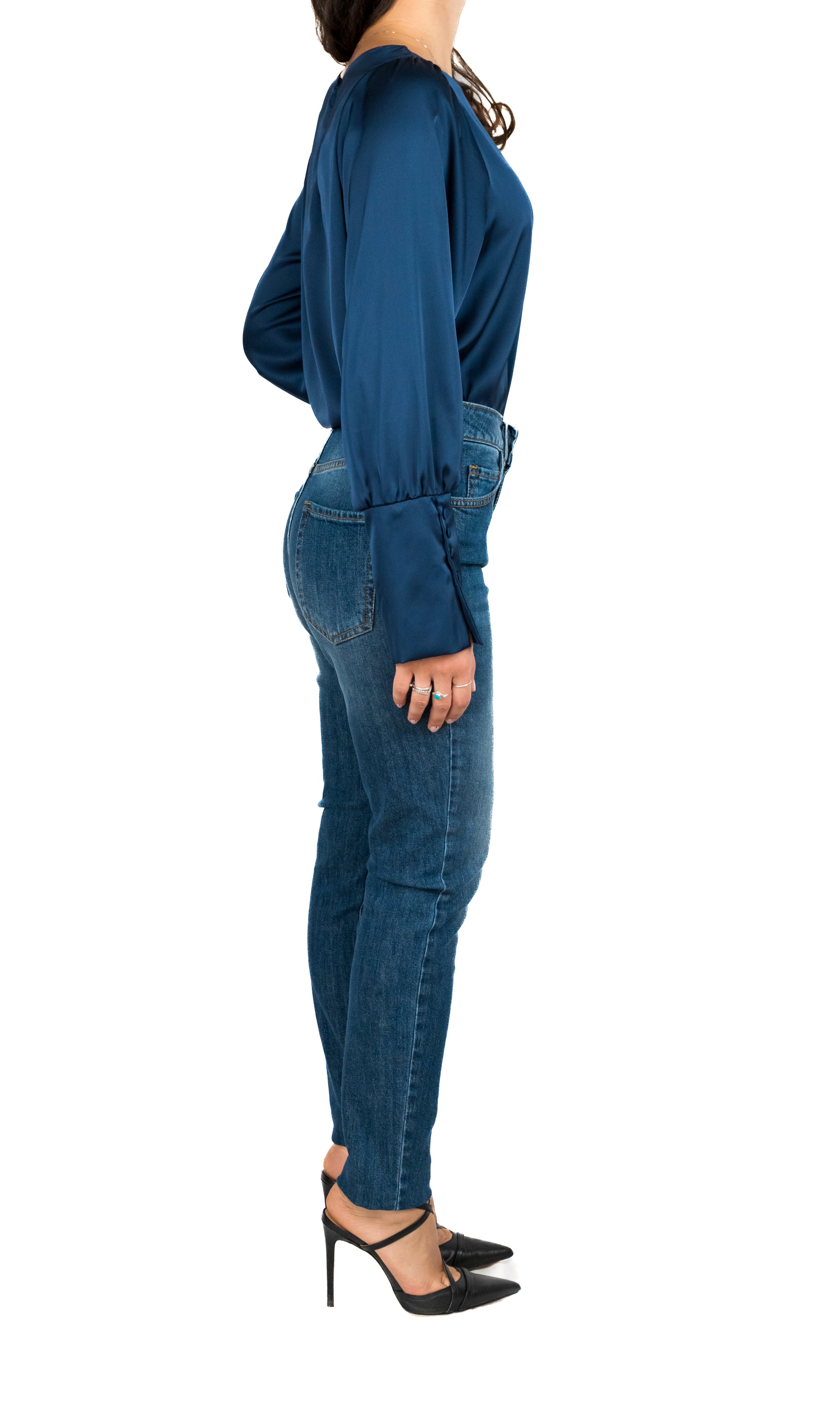 Blusa in raso con manica ampia e bottoni ricoperti in raso.