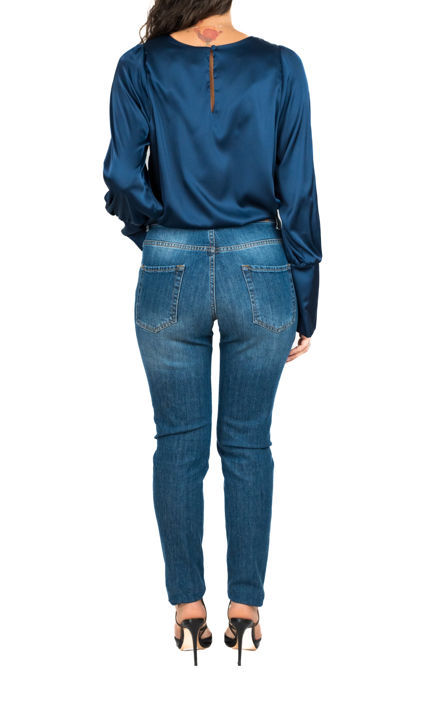 Blusa in raso con manica ampia e bottoni ricoperti in raso..