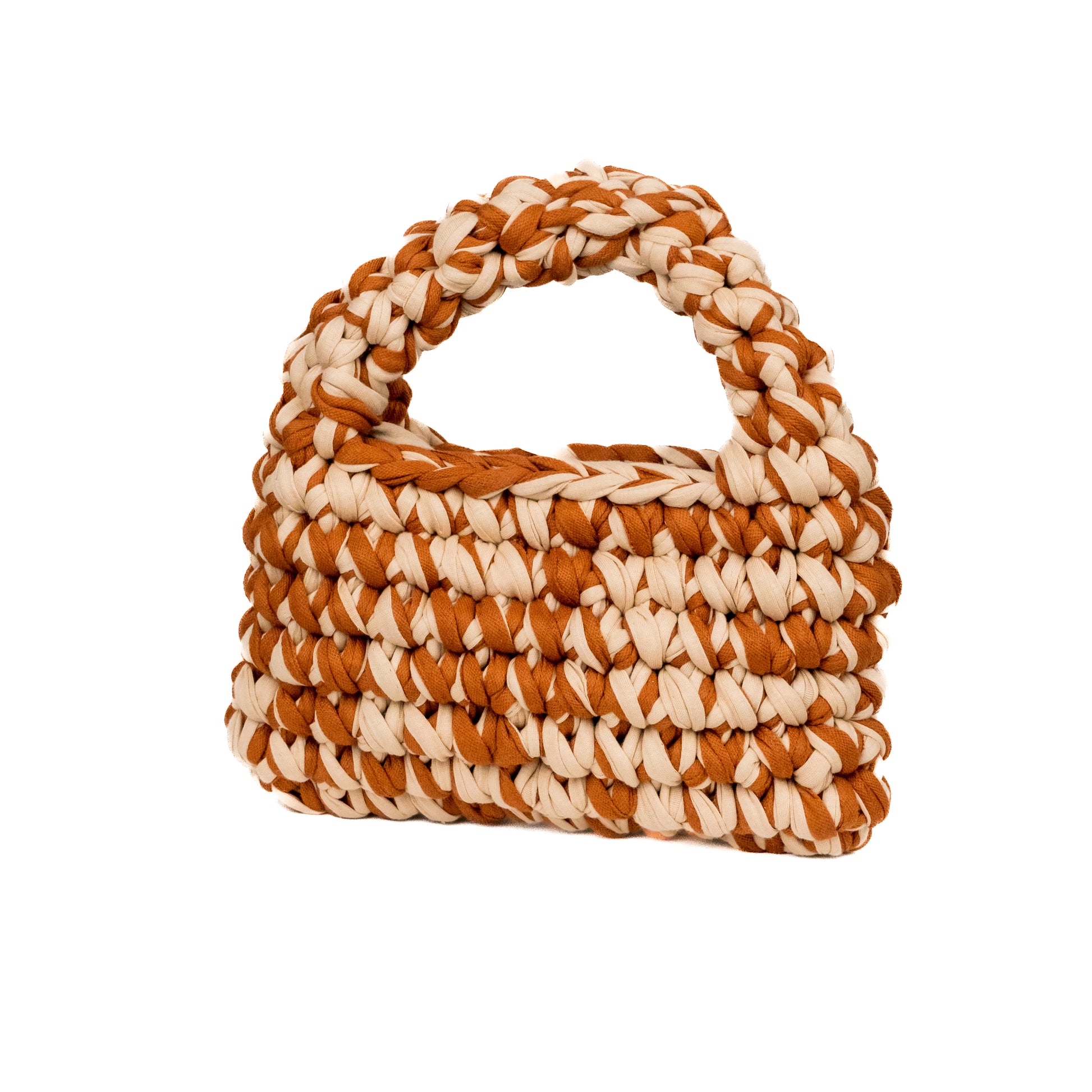 Borsa bicolor realizzata all'uncinetto