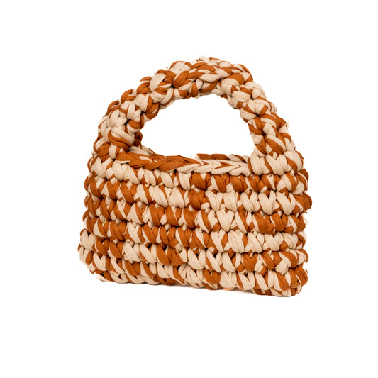 Borsa bicolor realizzata all'uncinetto