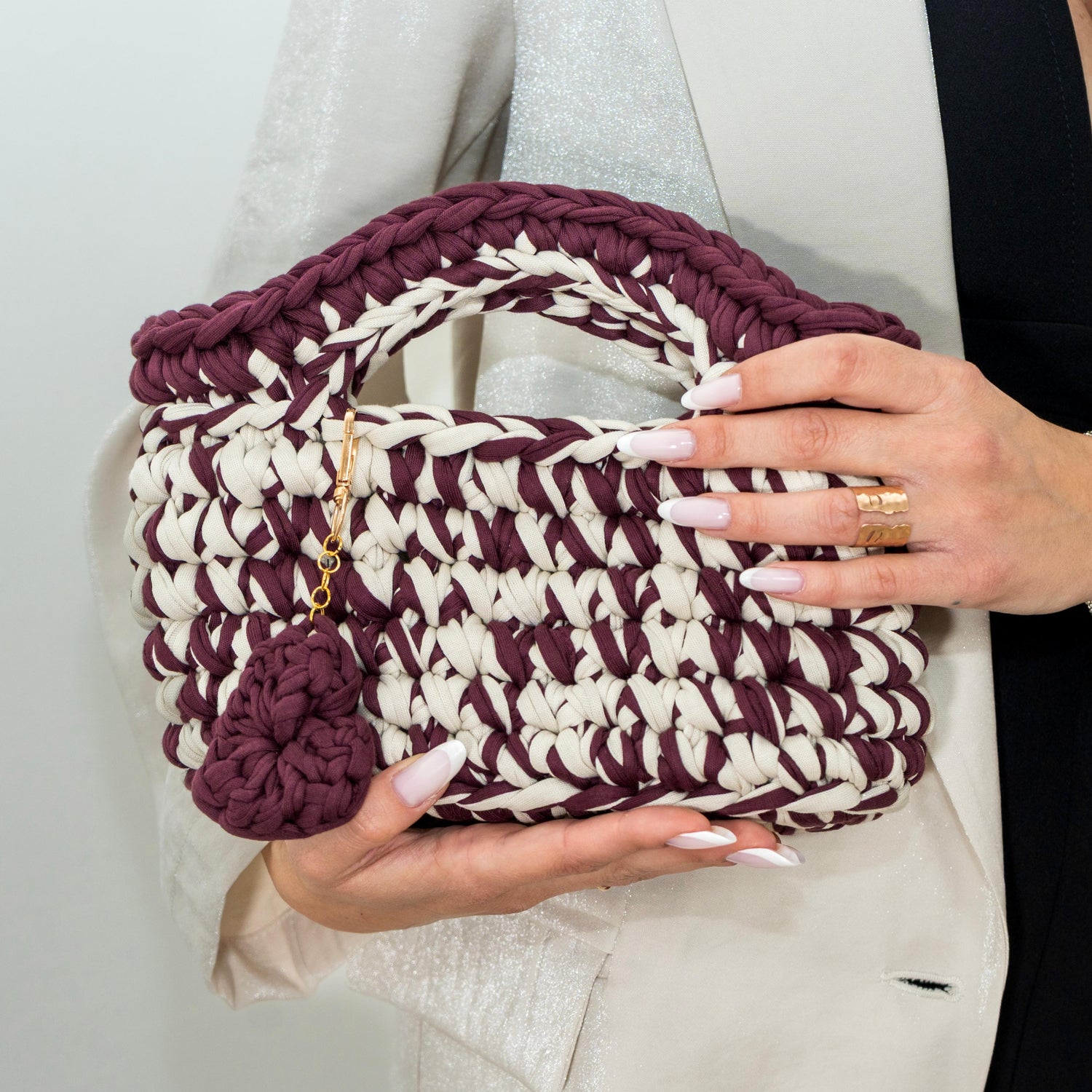 Borsa uncinetto in cotone con portachiavi abbinato. fatto a mano