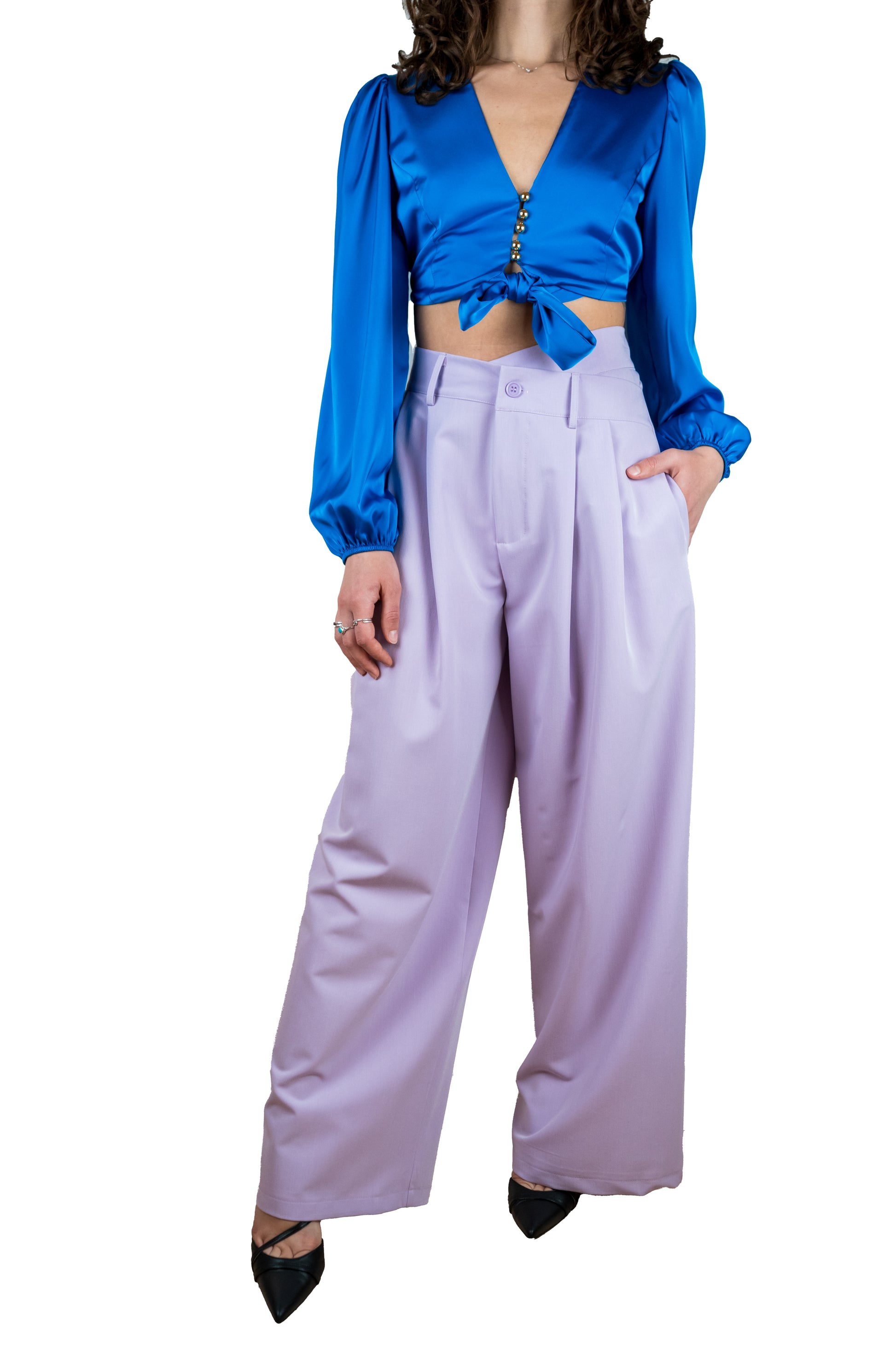 Camicia bluette cropped in raso con bottoni color oro, nodo frontale e manica a palloncino