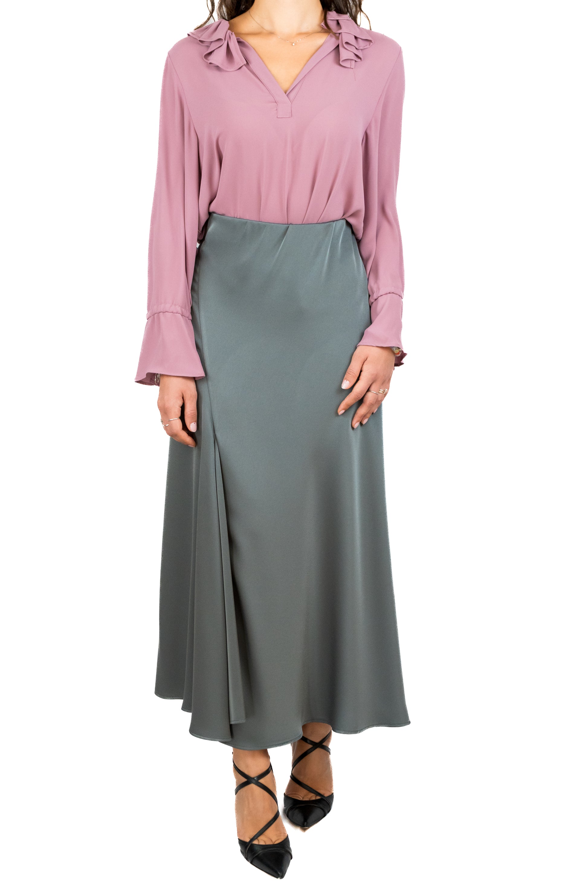 Camicia in doppia georgette con scollo polo, rouches sul collo e polso a volant con coulisse