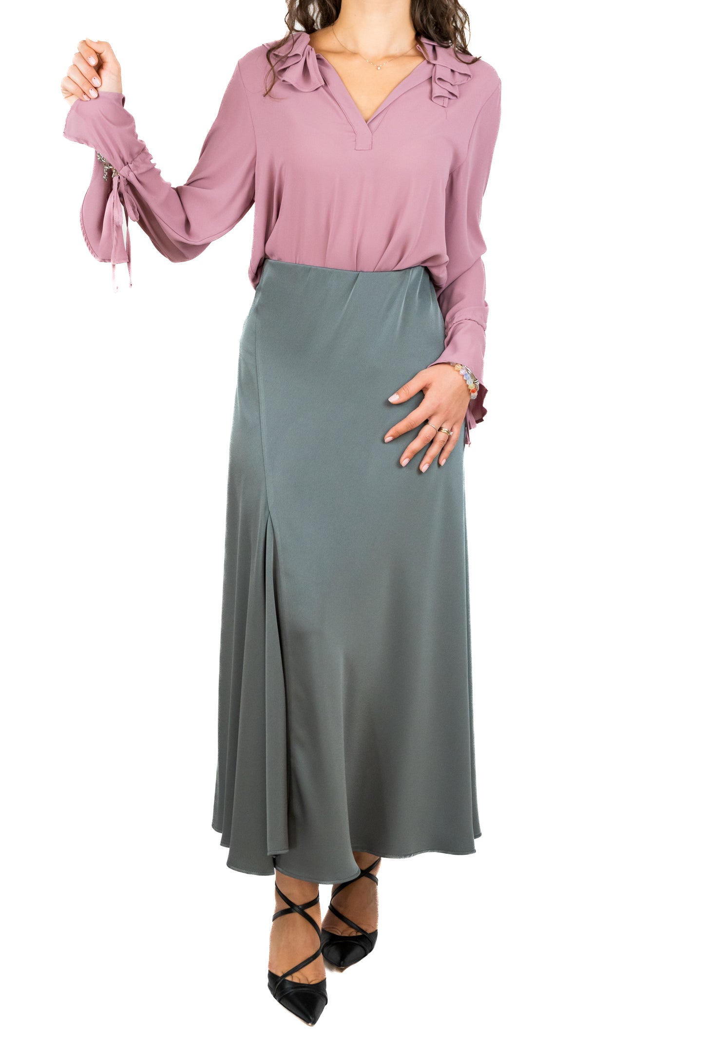 Camicia in doppia georgette con scollo polo, rouches sul collo e polso a volant con coulisse.
