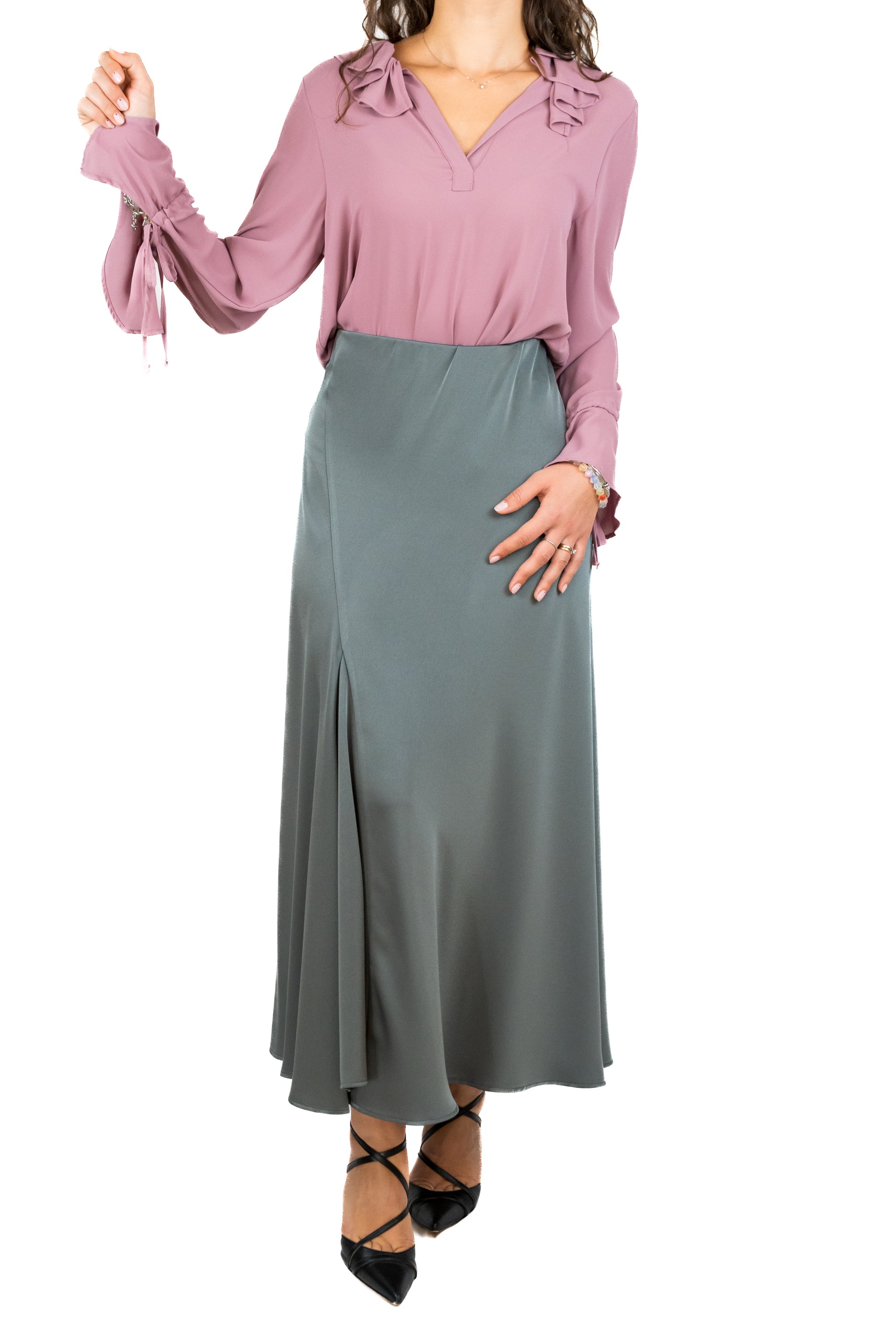 Camicia in doppia georgette con scollo polo, rouches sul collo e polso a volant con coulisse.