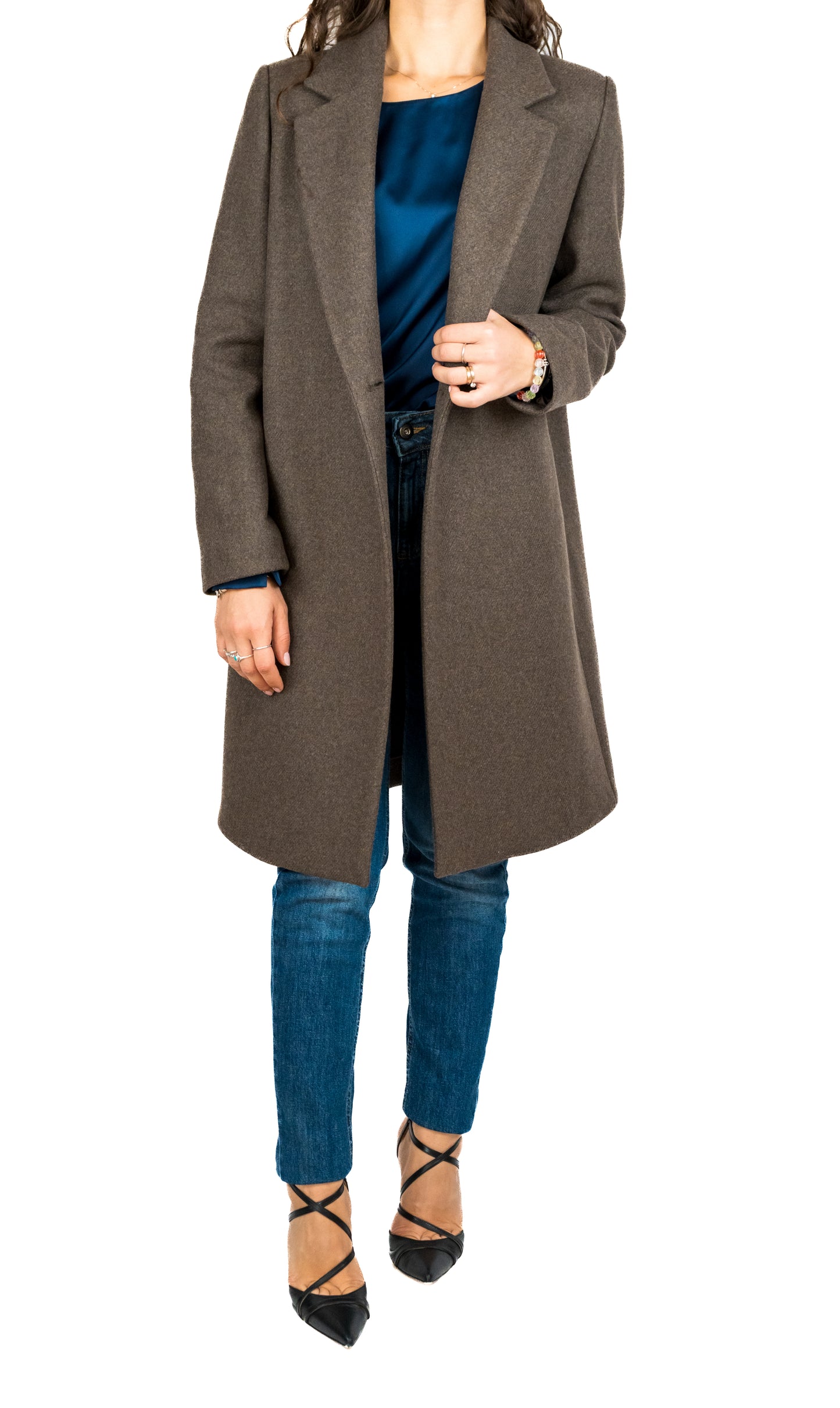 Cappotto tortora in misto lana con abbottonatura asimmetrica, rever basico, tasche in cucitura e bottoni ricoperto