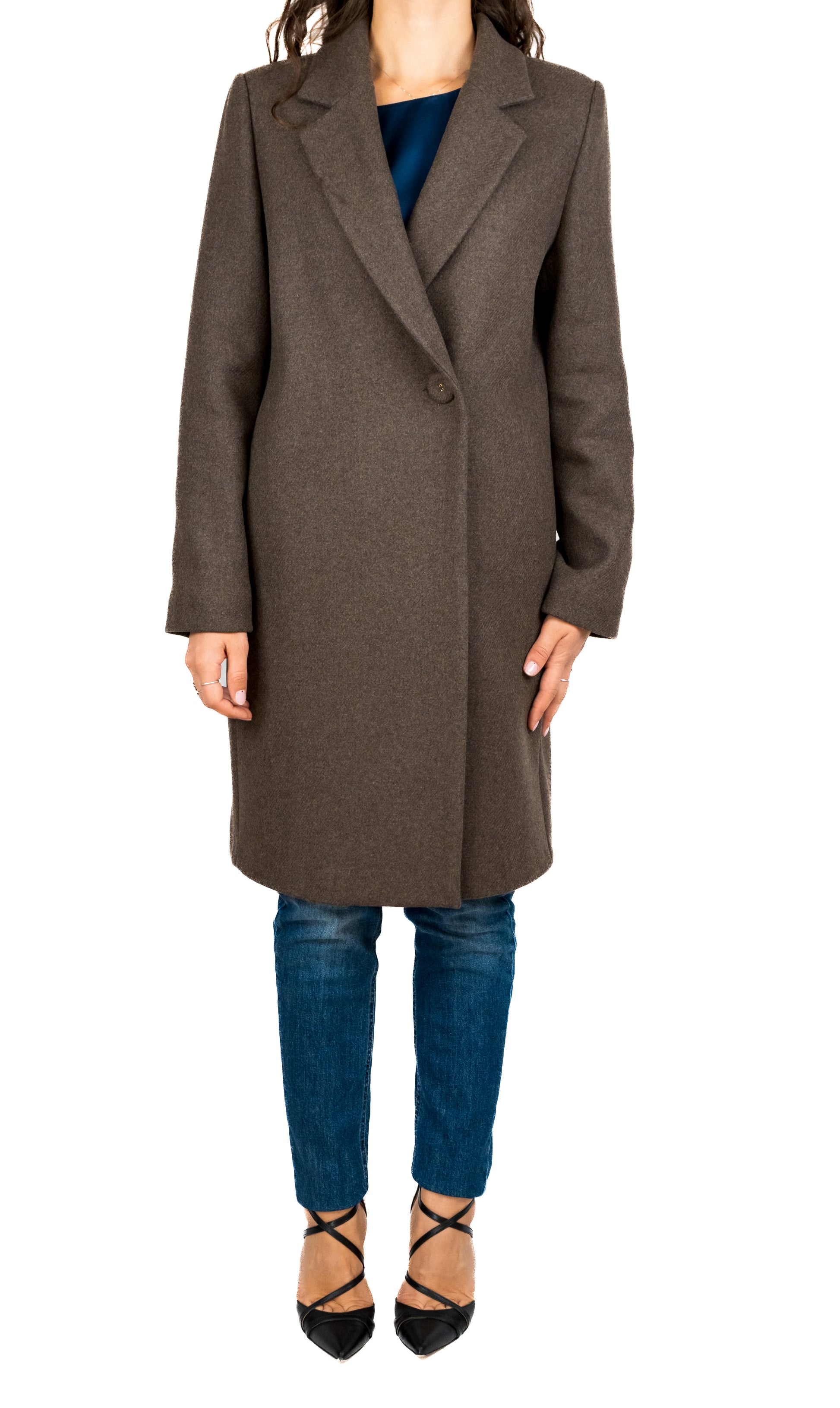Cappotto tortora in misto lana con abbottonatura asimmetrica, rever basico, tasche in cucitura e bottoni ricoperto.