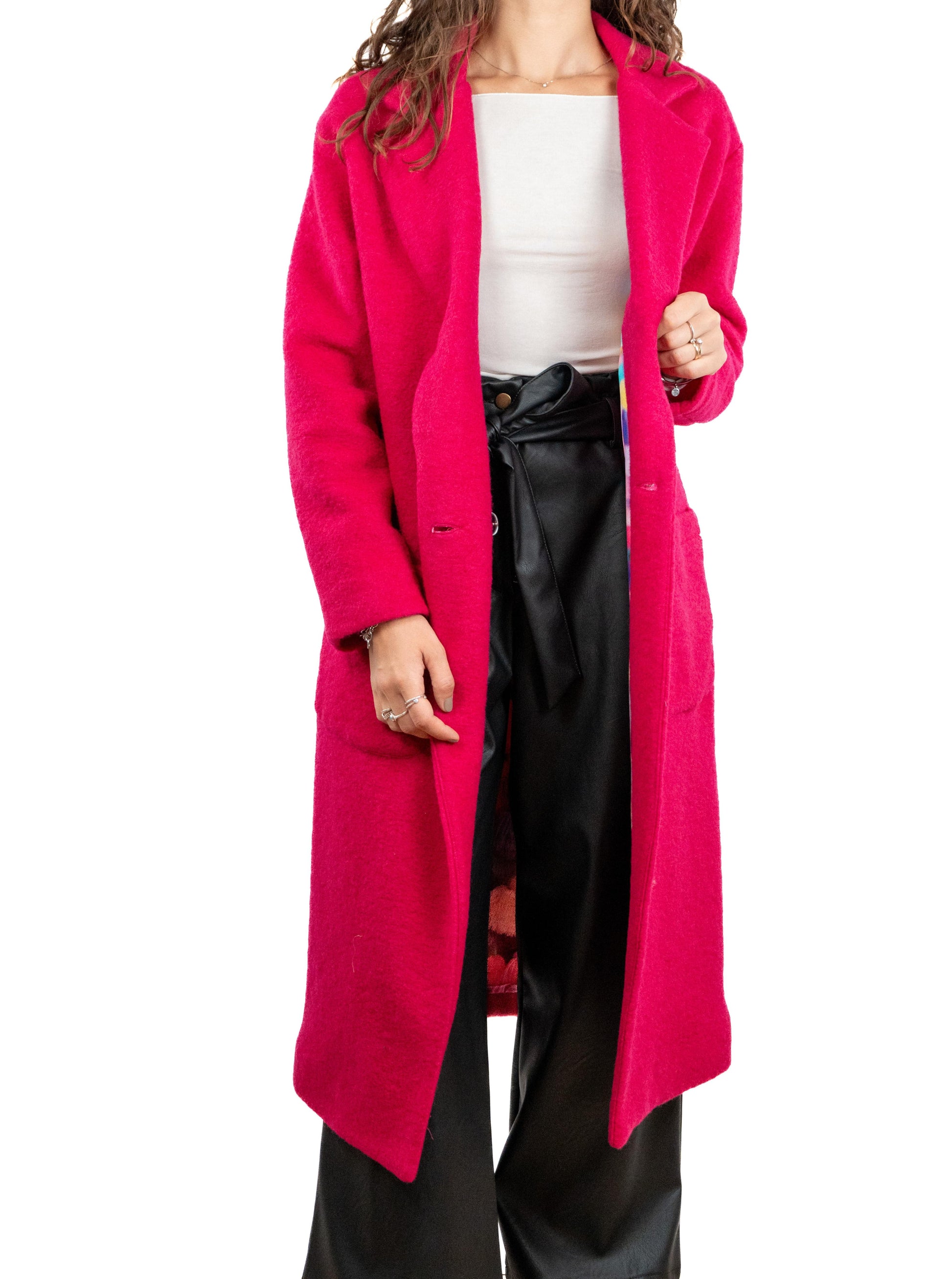 Cappotto fucsia misto lana doppiopetto con tasche frontali, bottoni color argento e fodera multicolor.