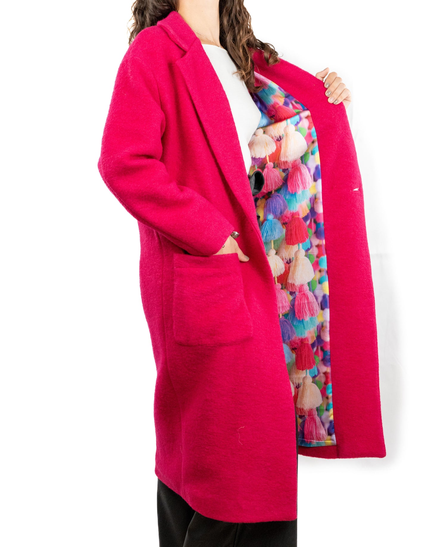 Cappotto fucsia misto lana doppiopetto con tasche frontali, bottoni color argento e fodera multicolor.-