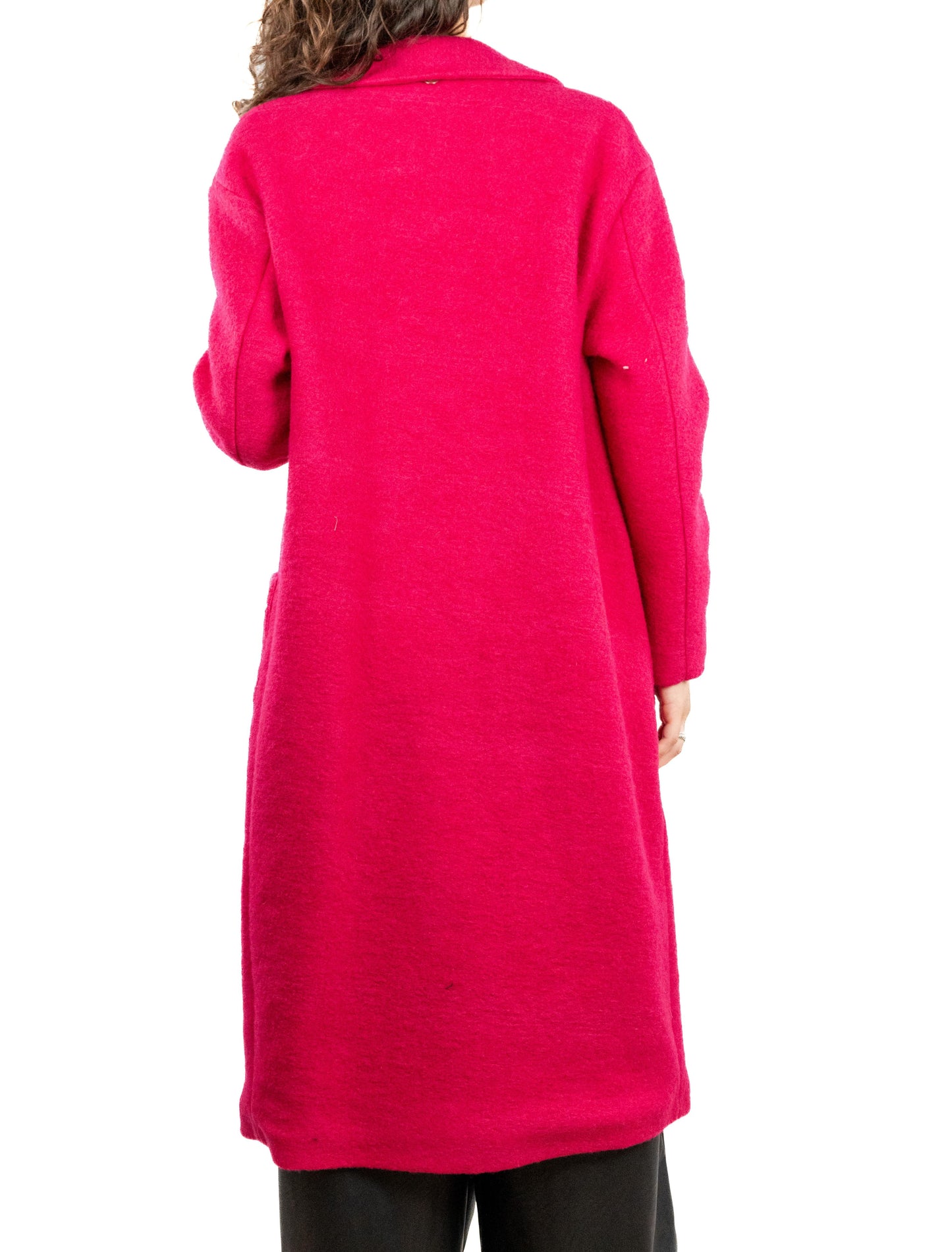 Cappotto fuxia misto lana doppiopetto con tasche frontali, bottoni color argento e fodera multicolor.
