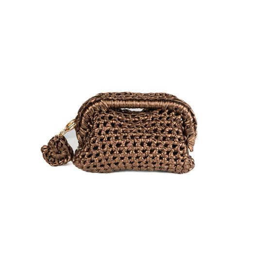 Clutch realizzata all'uncinetto con fettuccia laminata e chiusura a molla.