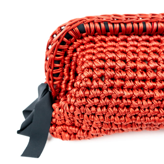 Clutch laminata rossa con dettaglio fiocco a contrasto