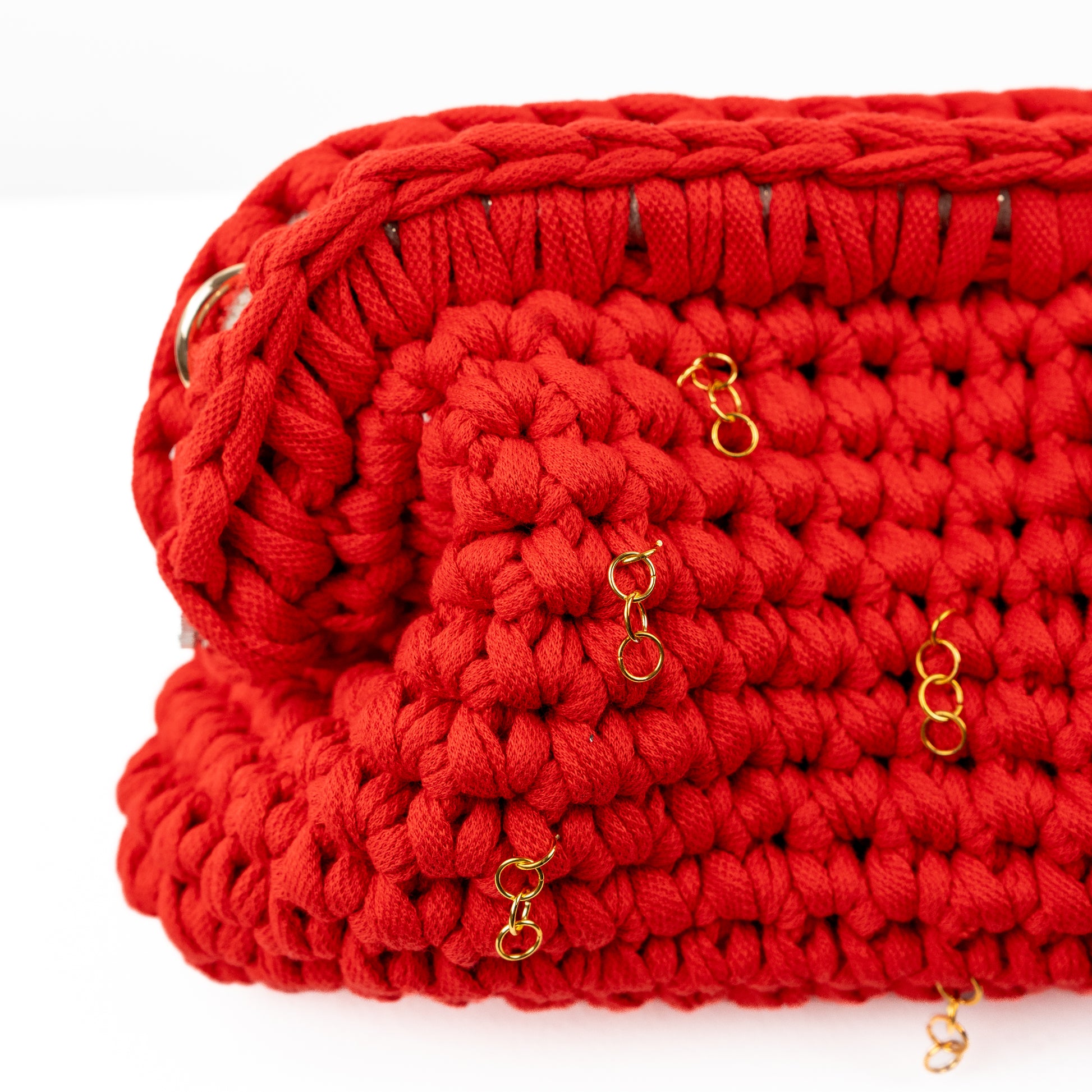 Clutch color rosso con pendenti colo oro 