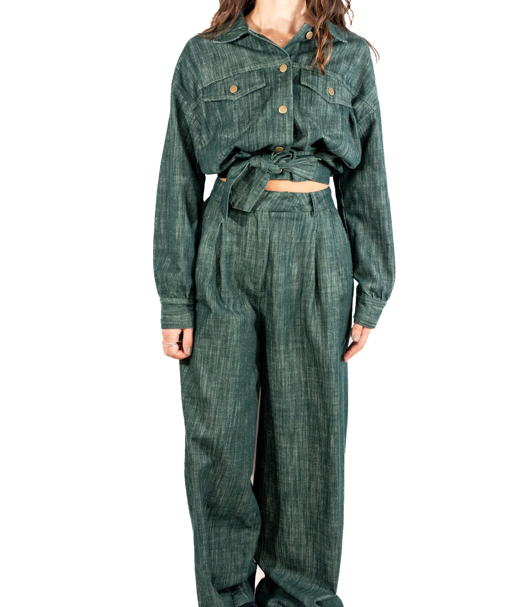 Giacca cropped in denim con nodo e tasche frontali.
