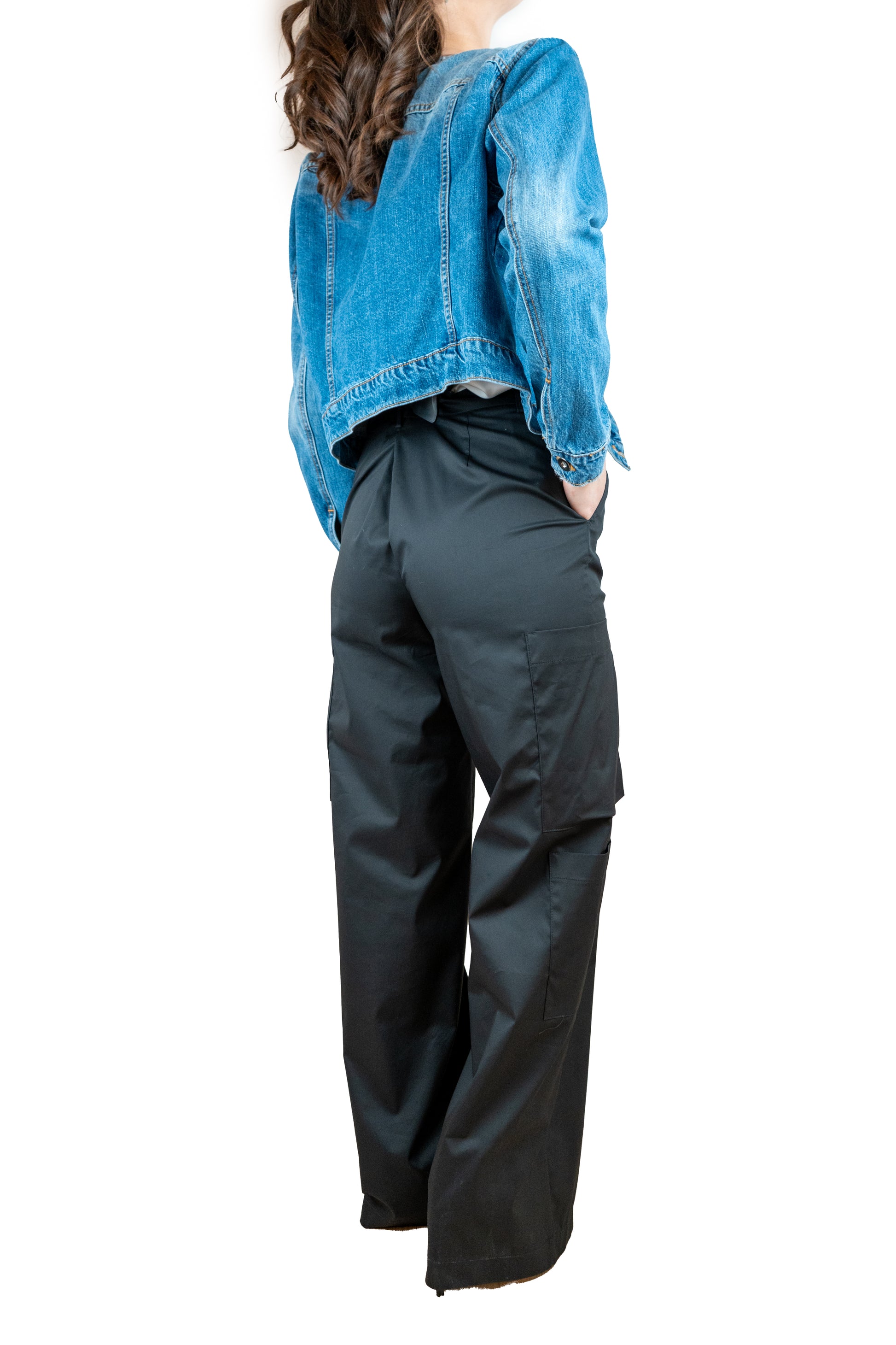 Giacca in denim senza colletto con tasche frontali..
