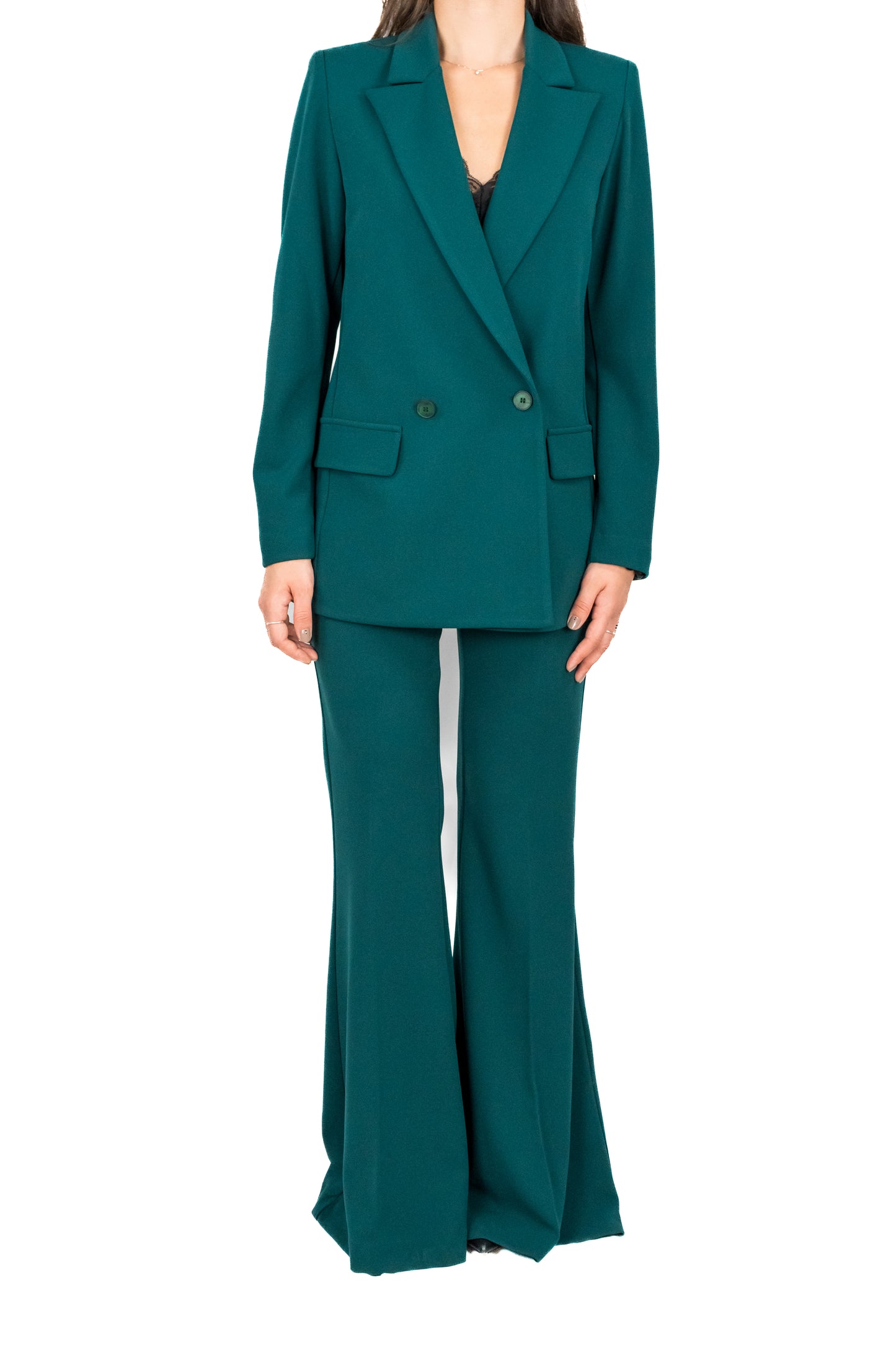 Giacca doppiopetto con spalline interne. Pantalone a zampa