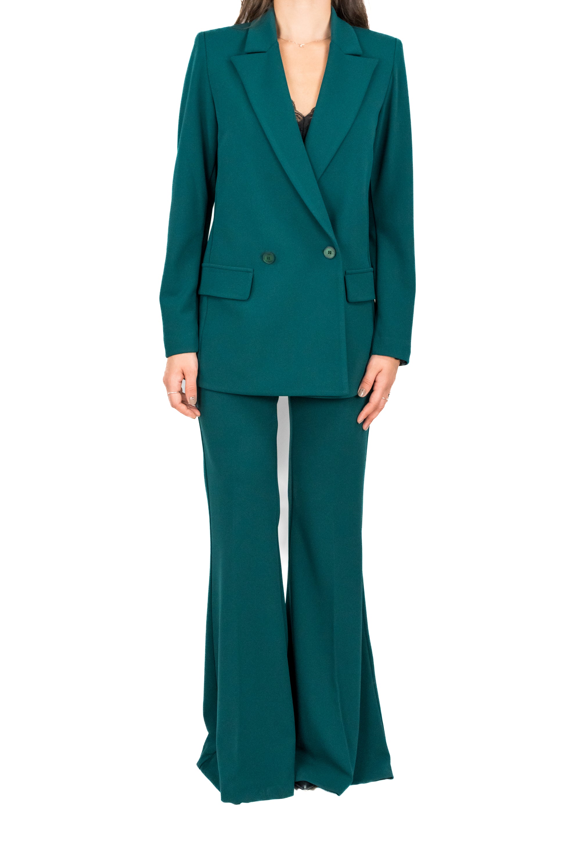 Giacca doppiopetto con spalline interne. Pantalone a zampa