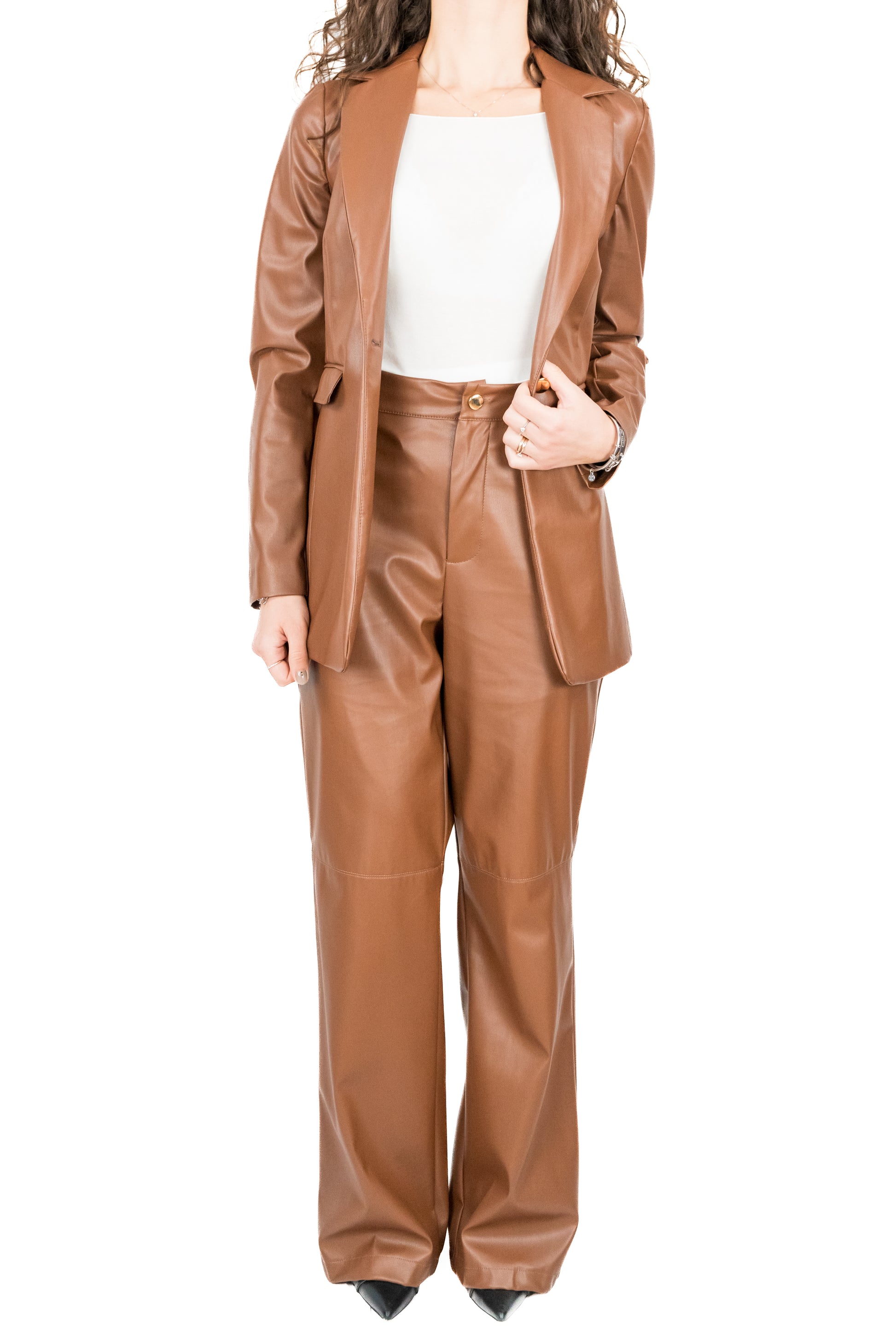 Giacca in ecopelle monopetto color tabacco. Con pantalone abbinato