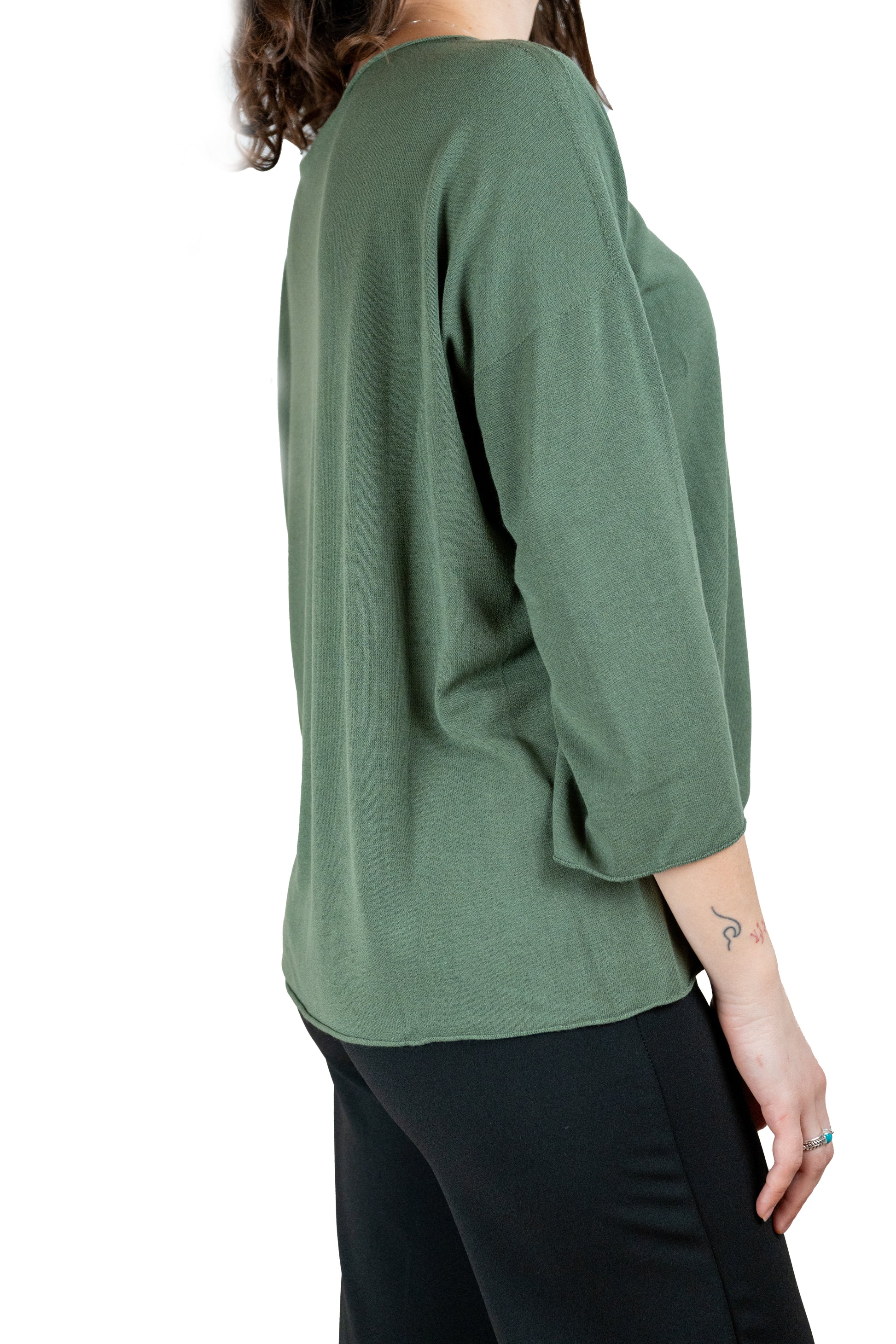 Maglia girocollo over in viscosa con rotolino e manica 3/4 color militare.