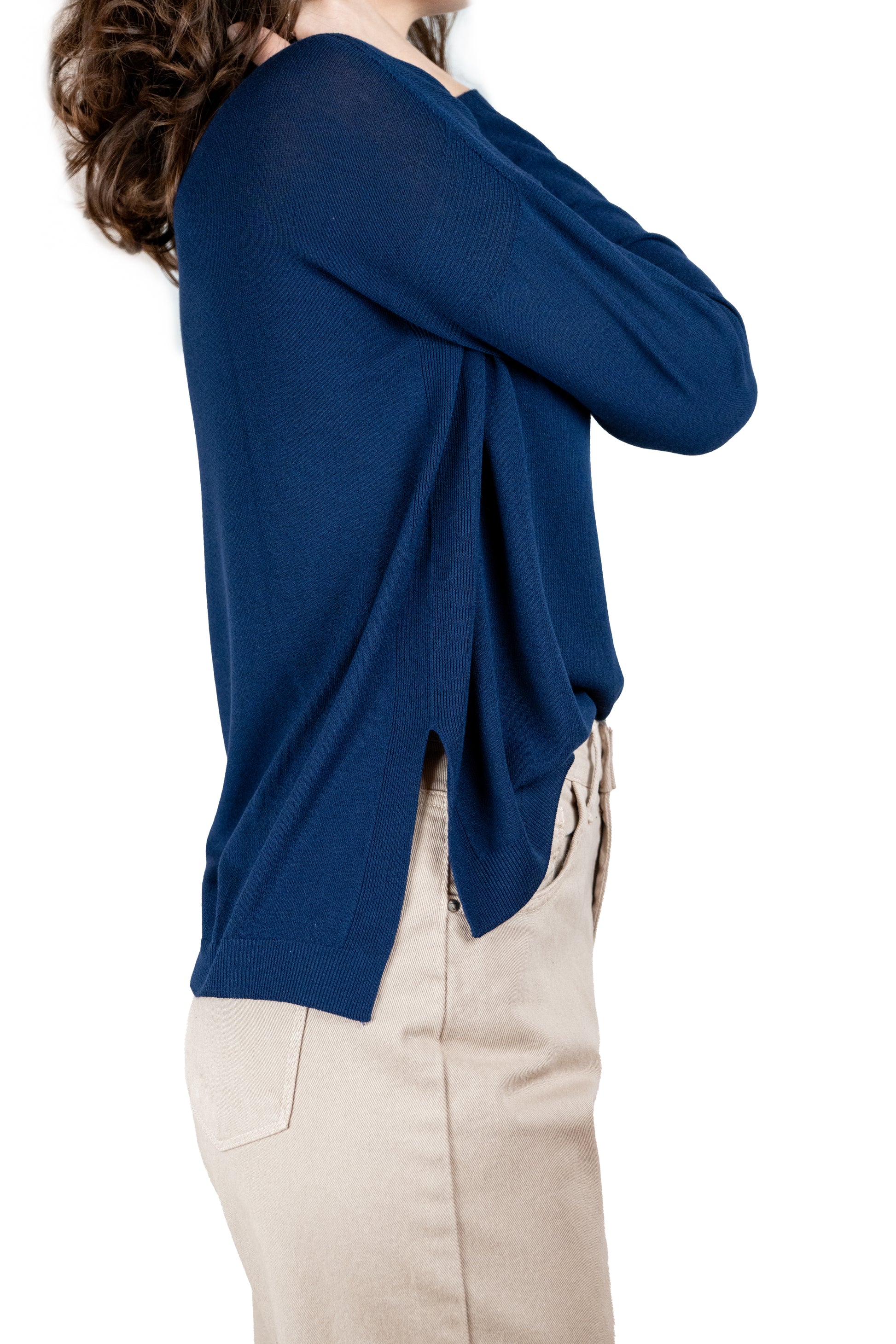 Maglia in viscosa con scollo a barca e spacchetti laterali blu.