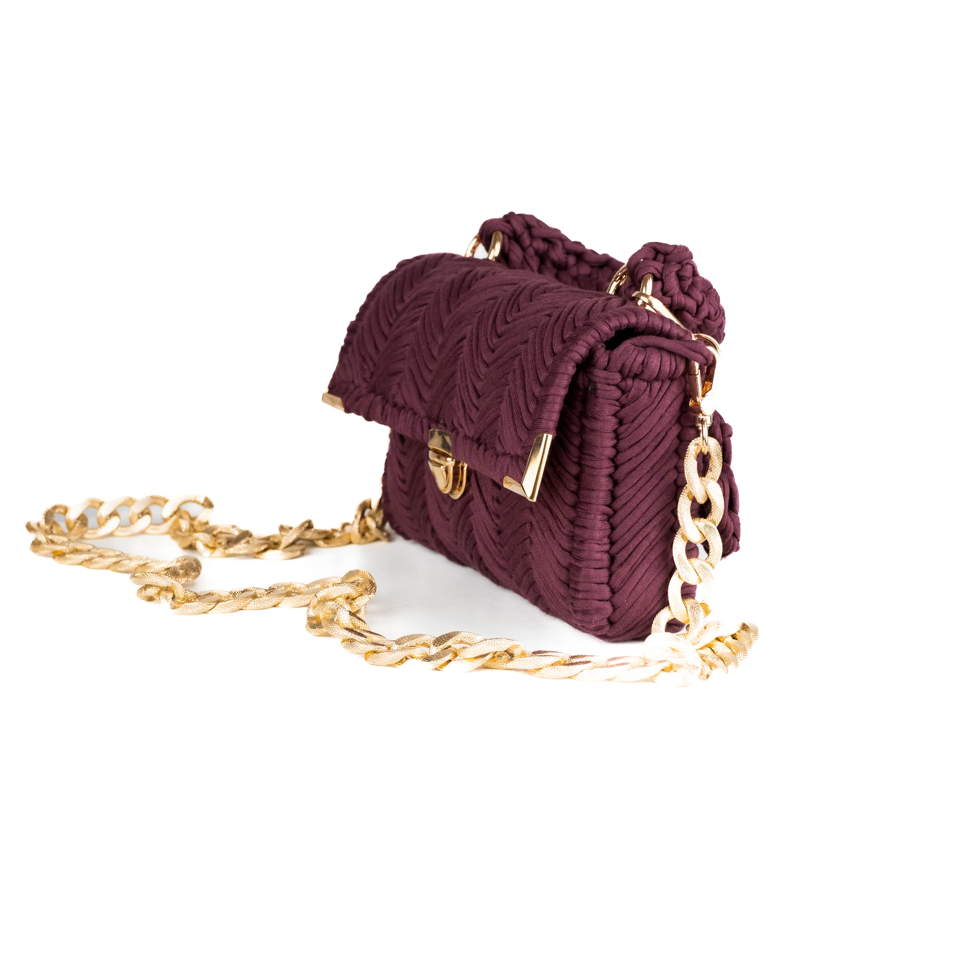 Minibag realizzata interamente a mano all'uncinetto con fettuccia in cotone, portachiavi abbinato in omaggio.
