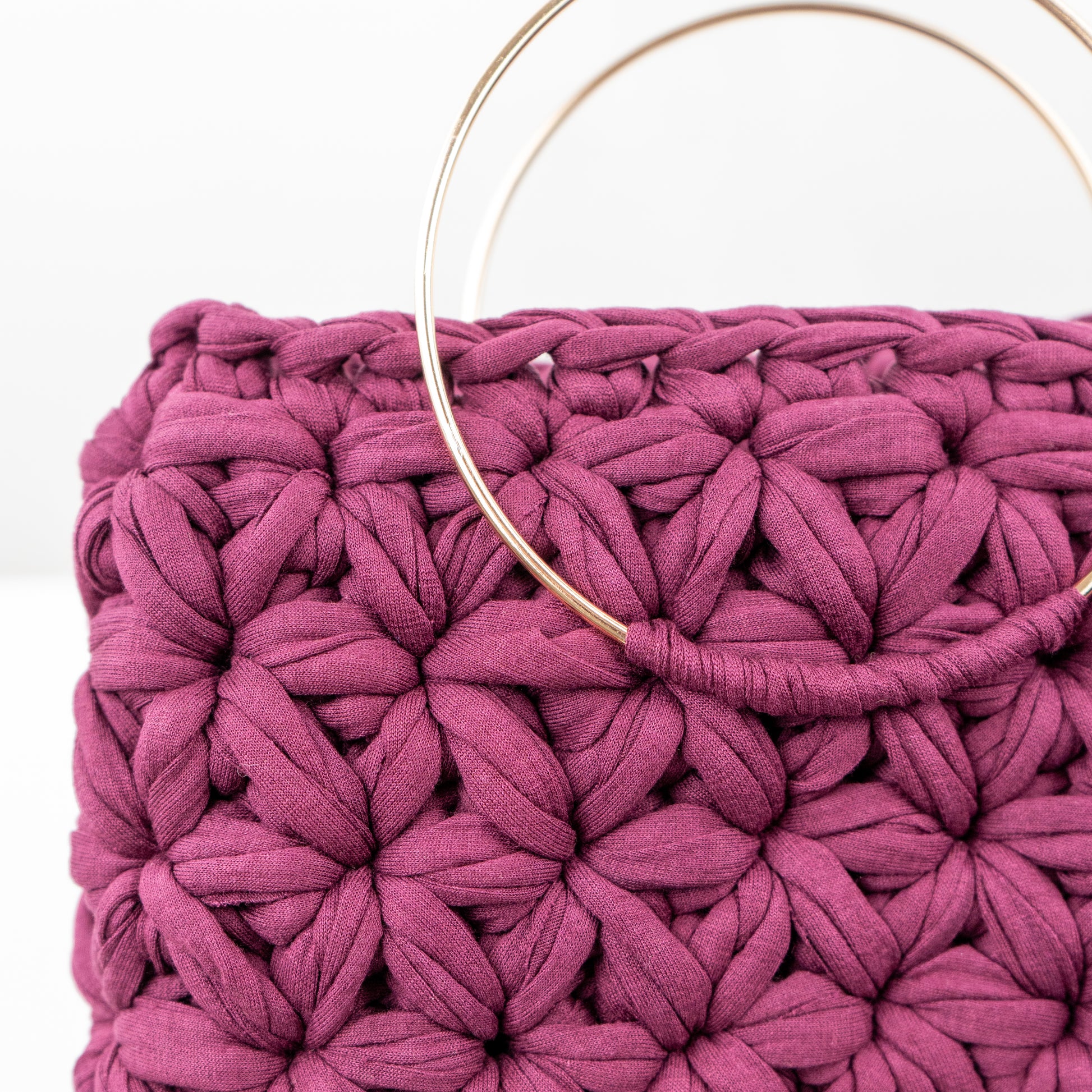 Borsa realizzata a mano all'uncinetto con punto jasmine e manici in metallo color oro