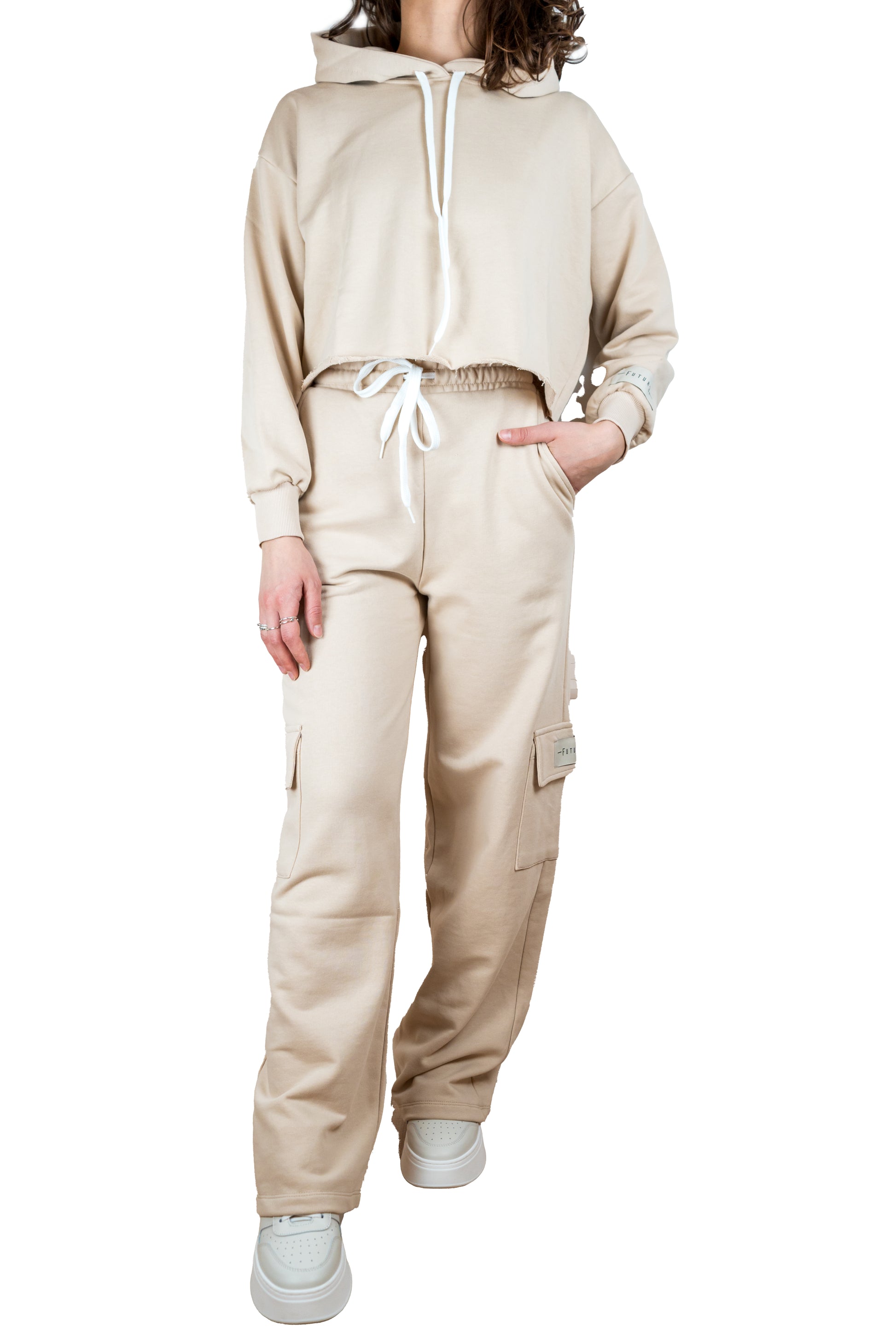 Pantalone tuta con tasche laterali, gamba dritta e coulisse in vita. Felpa cropped con cappuccio