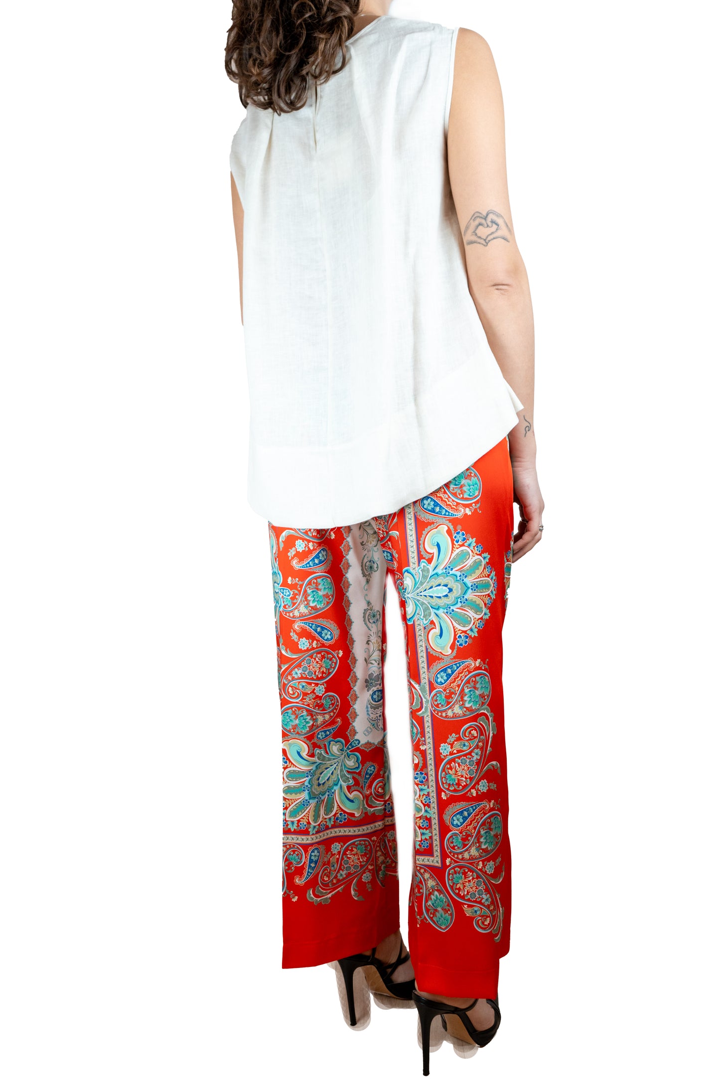 Pantalone a fantasia Capri senza bottoni solo con zip davanti..