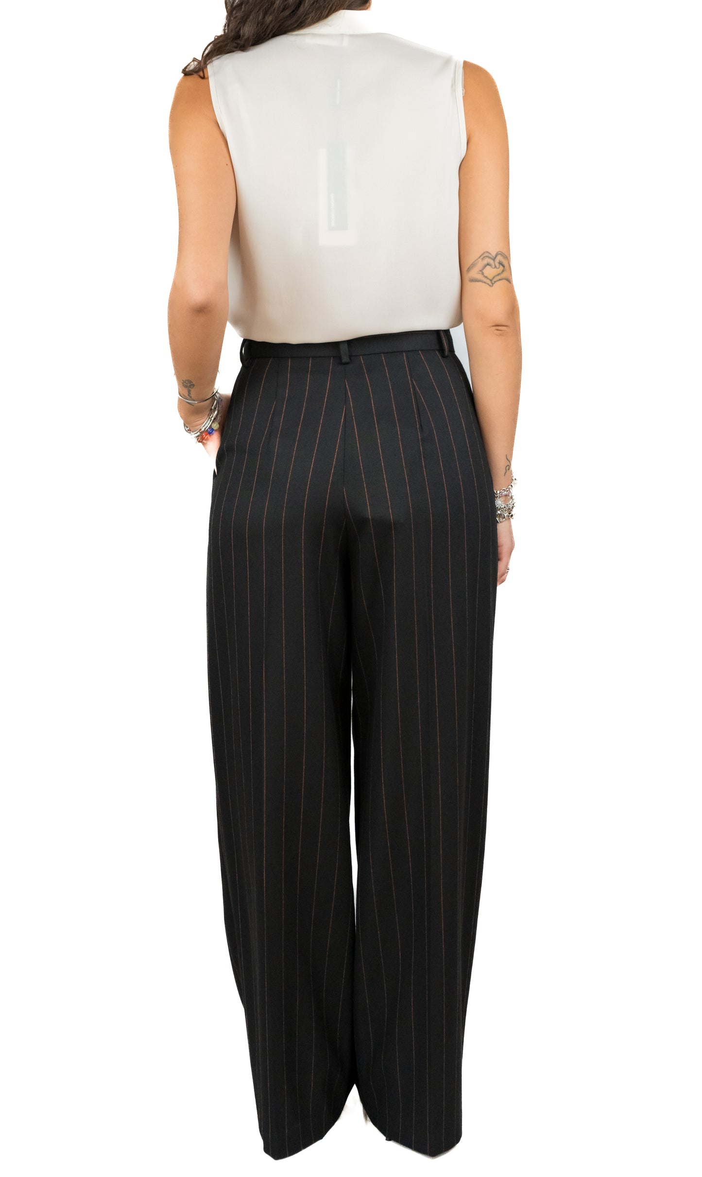 Pantalone gessato con pinces e tasche.