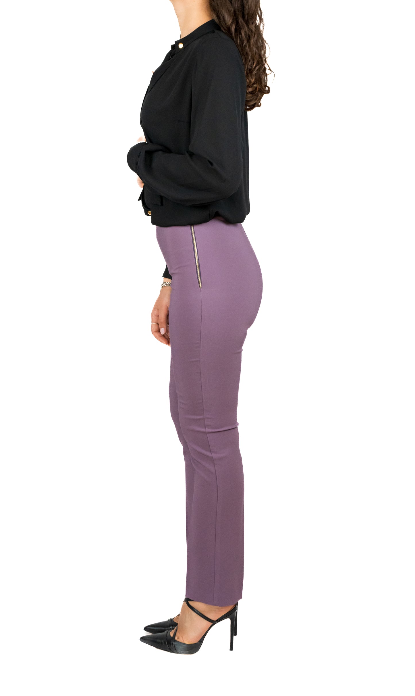 Pantalone basico in tessuto tecnico bistretch con elastico interno e zip a vista sul fianco.