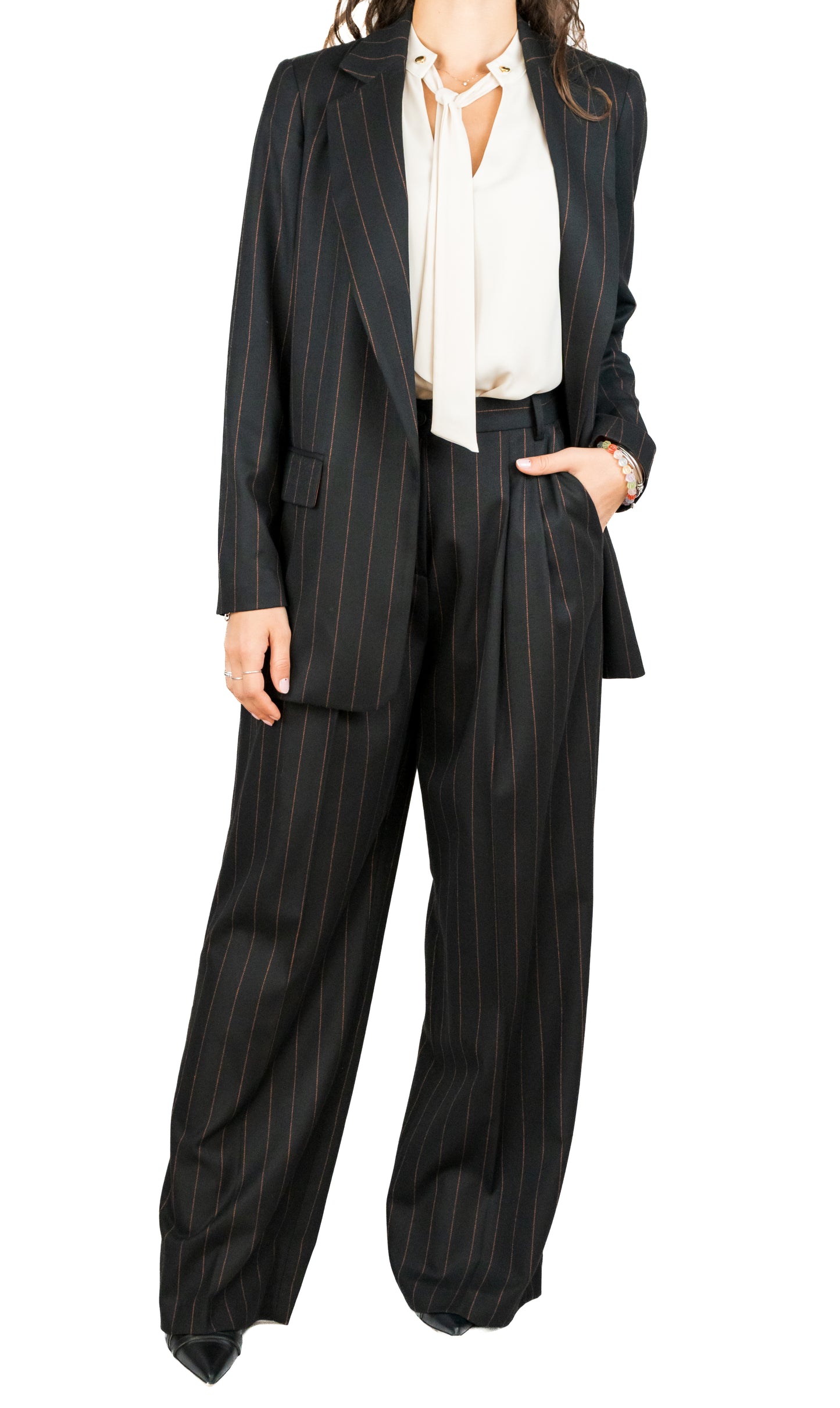Pantalone gessato con pinces e tasche. Giacca gessata