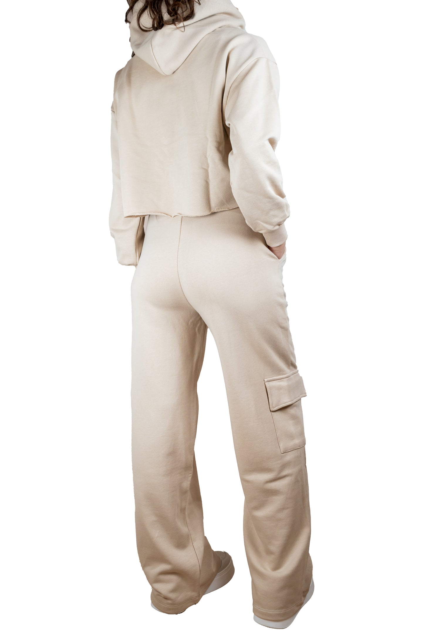 Pantalone tuta con tasche laterali, gamba dritta e coulisse in vita.
