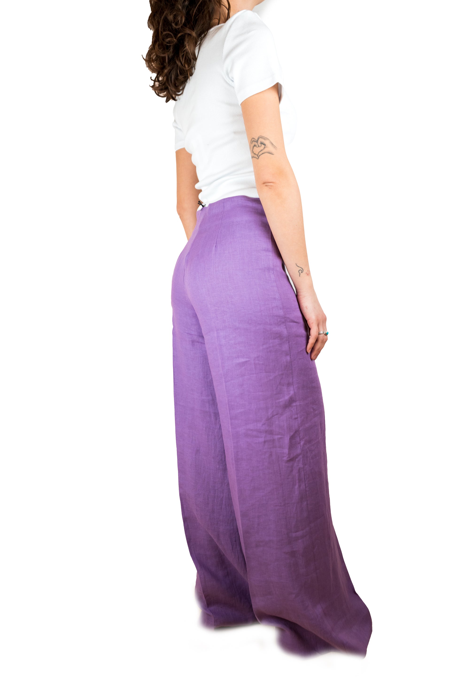 Pantalone a zampa in lino senza bottoni solo con zip.