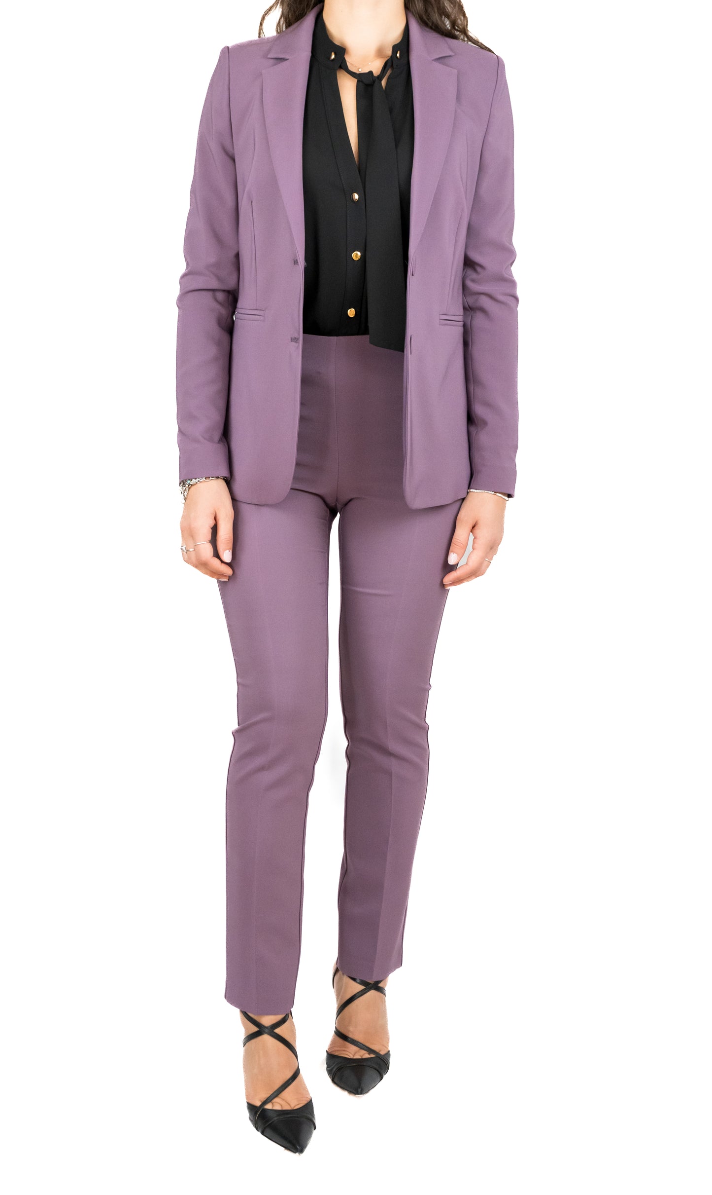 Pantalone basico in tessuto tecnico bistretch con elastico interno e zip a vista sul fianco. Giacca bistretch con due bottoni.