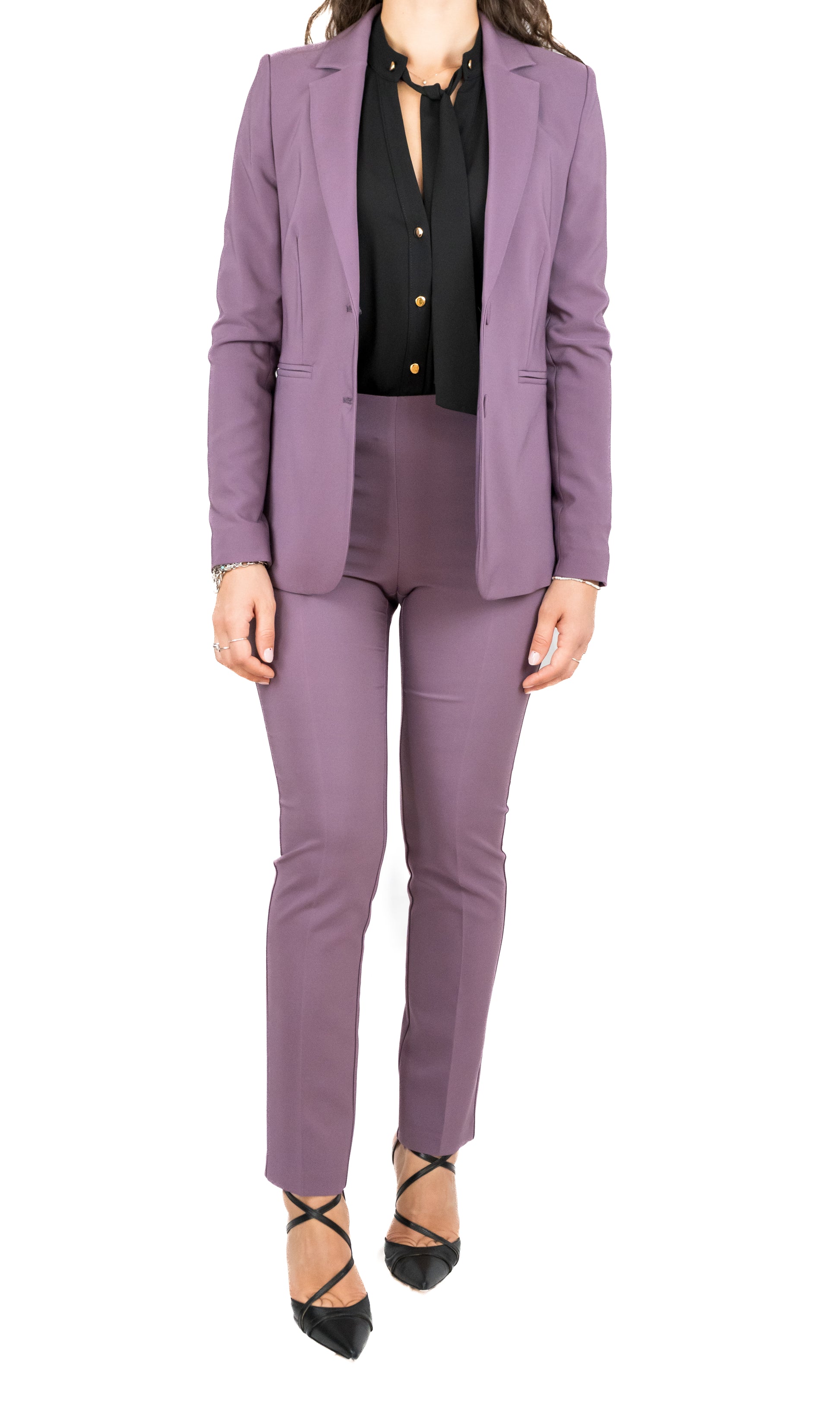 Pantalone basico in tessuto tecnico bistretch con elastico interno e zip a vista sul fianco. Giacca bistretch con due bottoni.