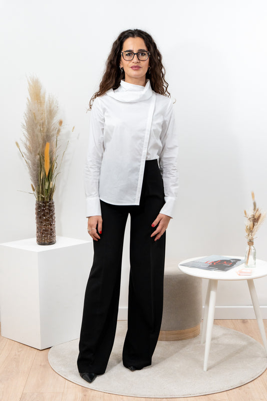 Camicia bianca in tela di cotone, bottoni diagonali e sciarpina